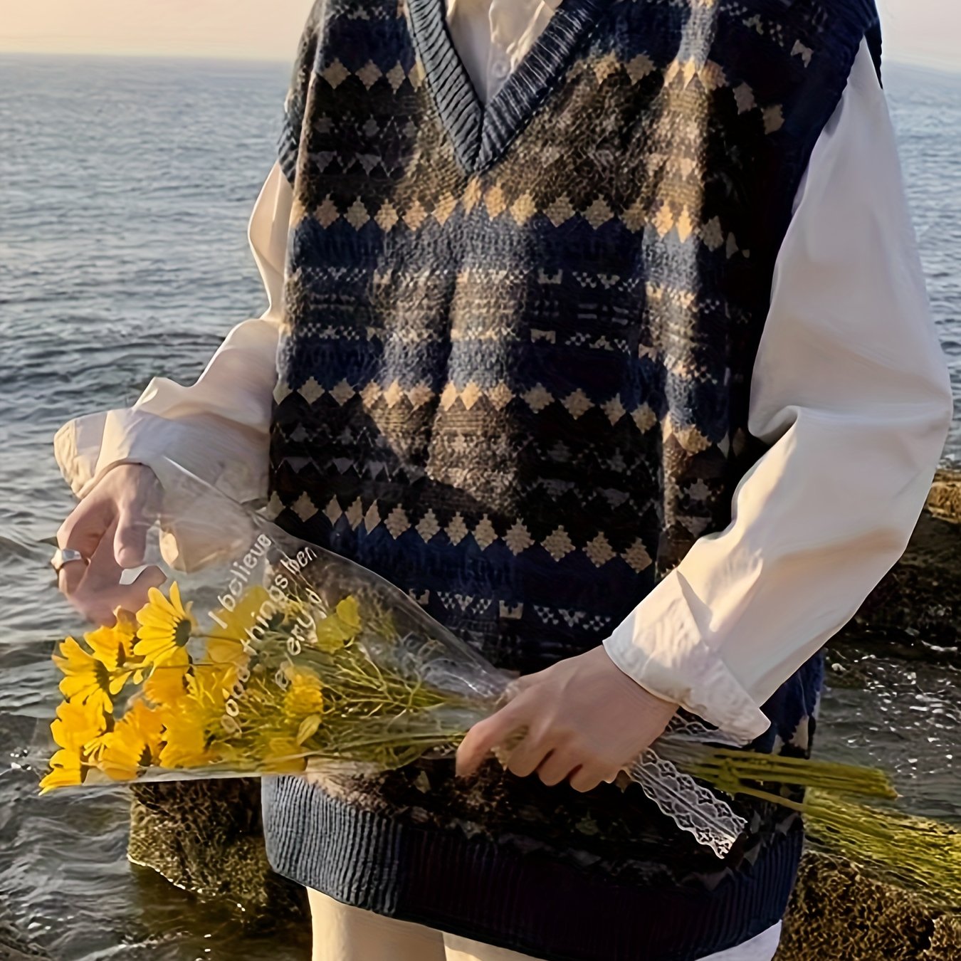 vlovelaw Men's Geometric Pattern Knitted Sleeveless Shirt, Casual Medium Stretch V Neck Tank Top For City Walk Street Hanging Outdoor Activities