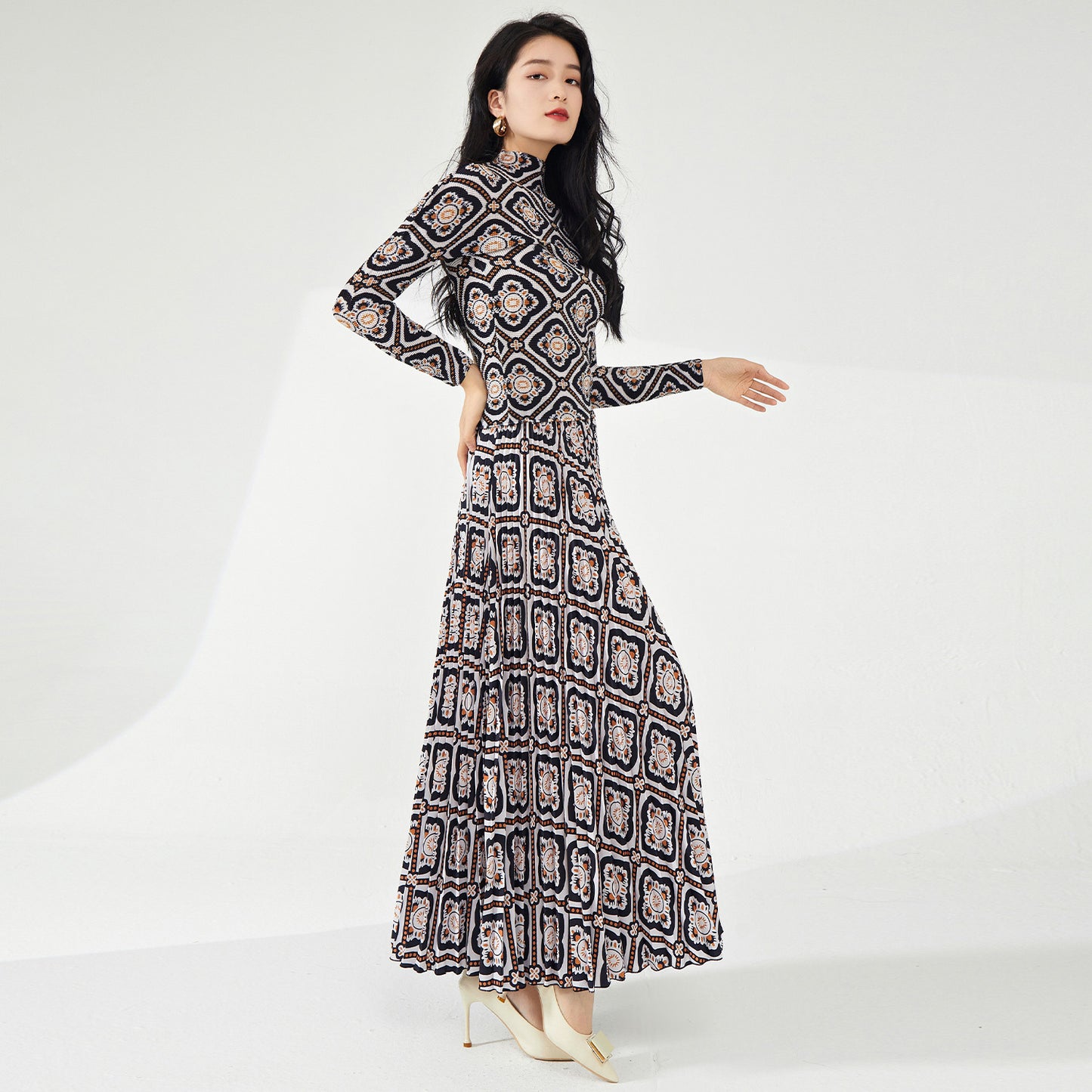 2025 suit women's high-end spring and summer new retro printing long-sleeved T-shirt top pleated skirt two-piece set