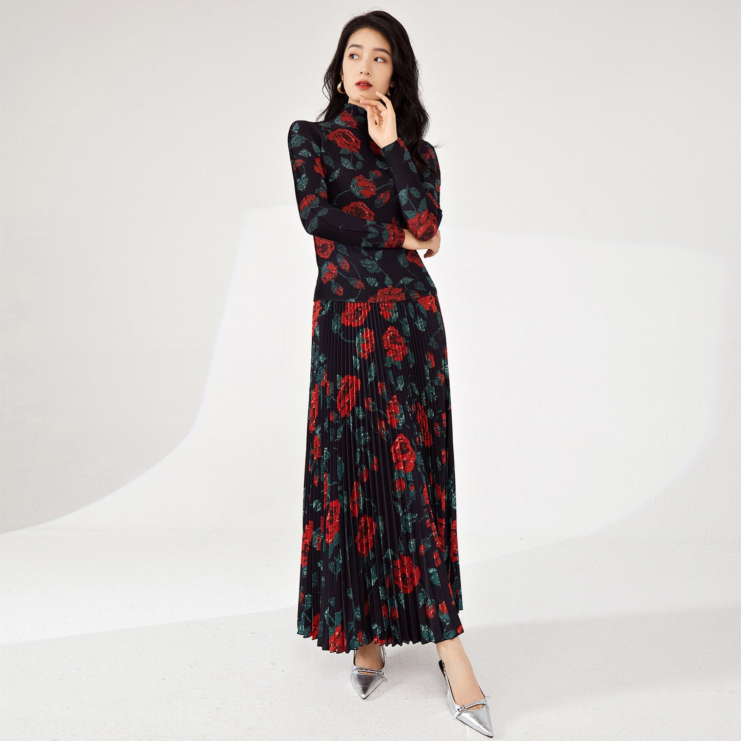 2025 suit 2025 early spring women's fashion high-end rose T-shirt top fashion skirt two-piece set