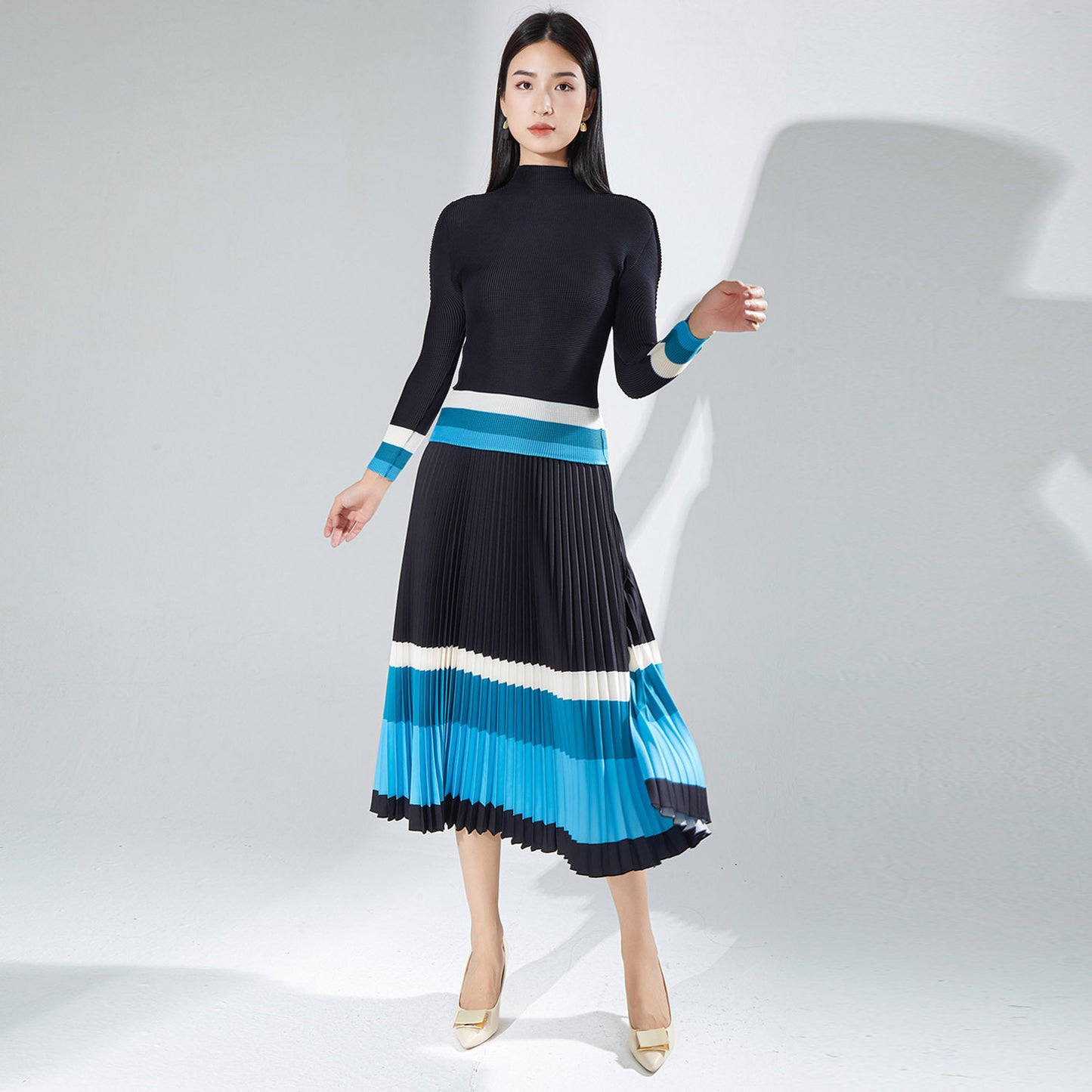 2025 Mizhai suit two-piece skirt, thin Popular trade Popularan goods design sense contrasting color top, light luxury fashion pleated skirt