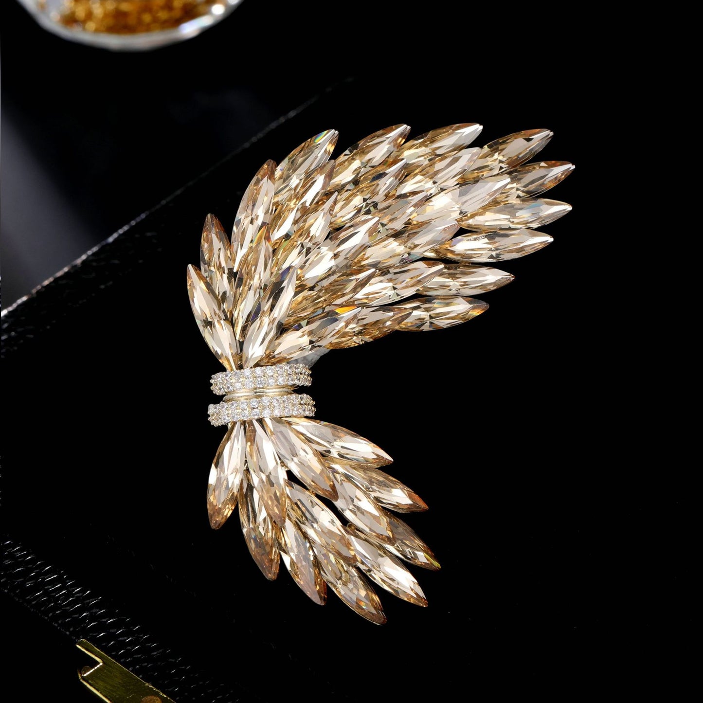 2025 High-end crystal wheat ear creative personality brooch women's exquisite luxury temperament high-end sense of suit coat accessories pin
