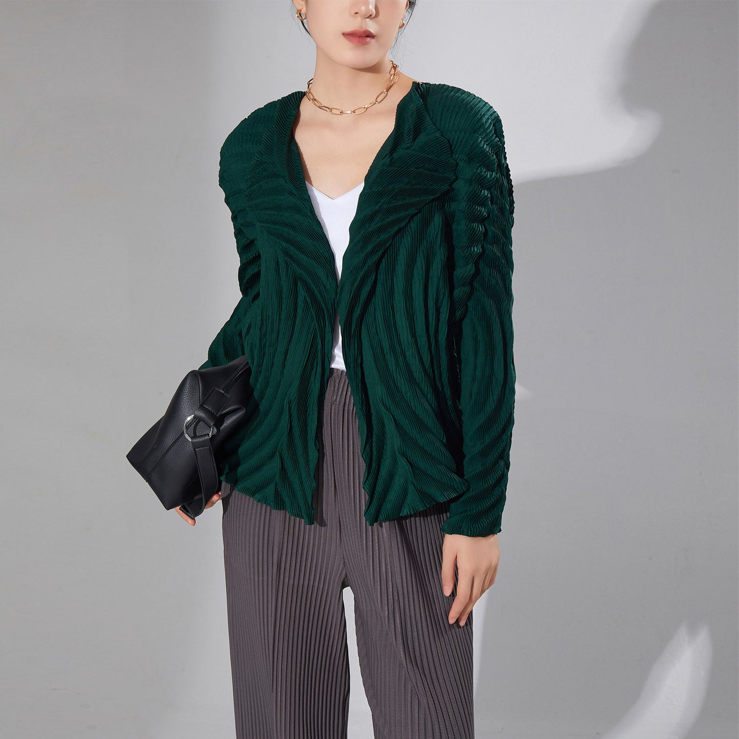 2025 style autumn coat women's design sense niche one-button high-end chic pleated versatile knitted sweater cardigan