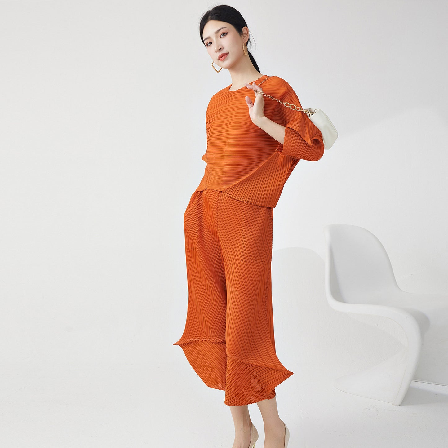 2025 two-piece suit, spring and autumn wear, women's high-end sense irregular loose T-shirt, versatile casual pants, commuter suit