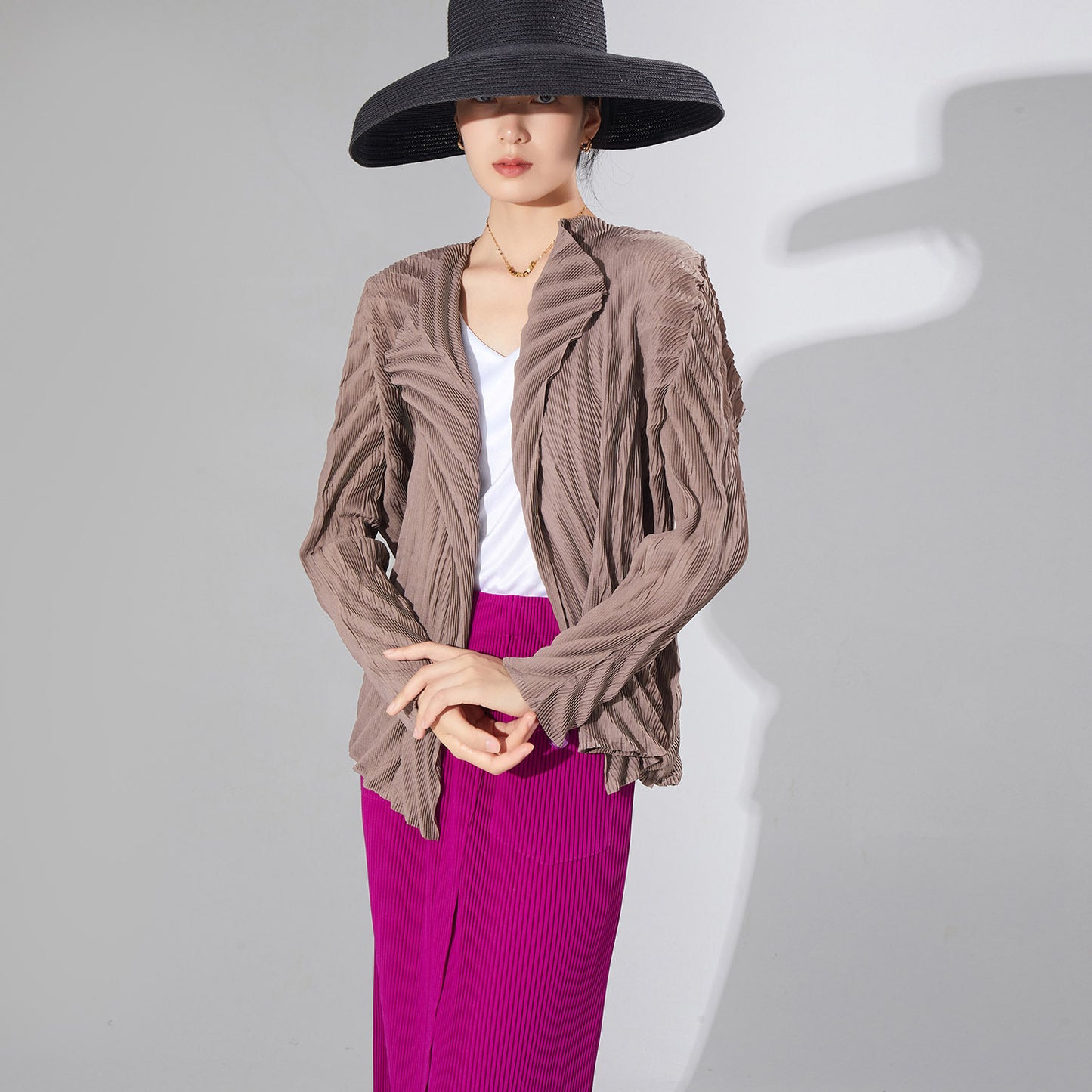 2025 style autumn coat women's design sense niche one-button high-end chic pleated versatile knitted sweater cardigan