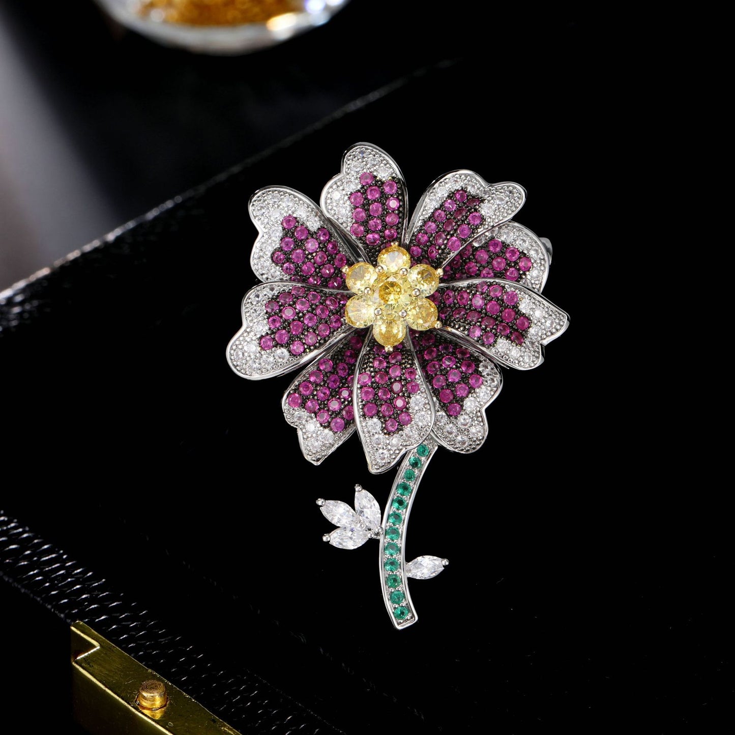 2025 Light luxury luxury micro-inlaid zircon flower brooch women's fashion high-end suit coat high-end pin accessories women