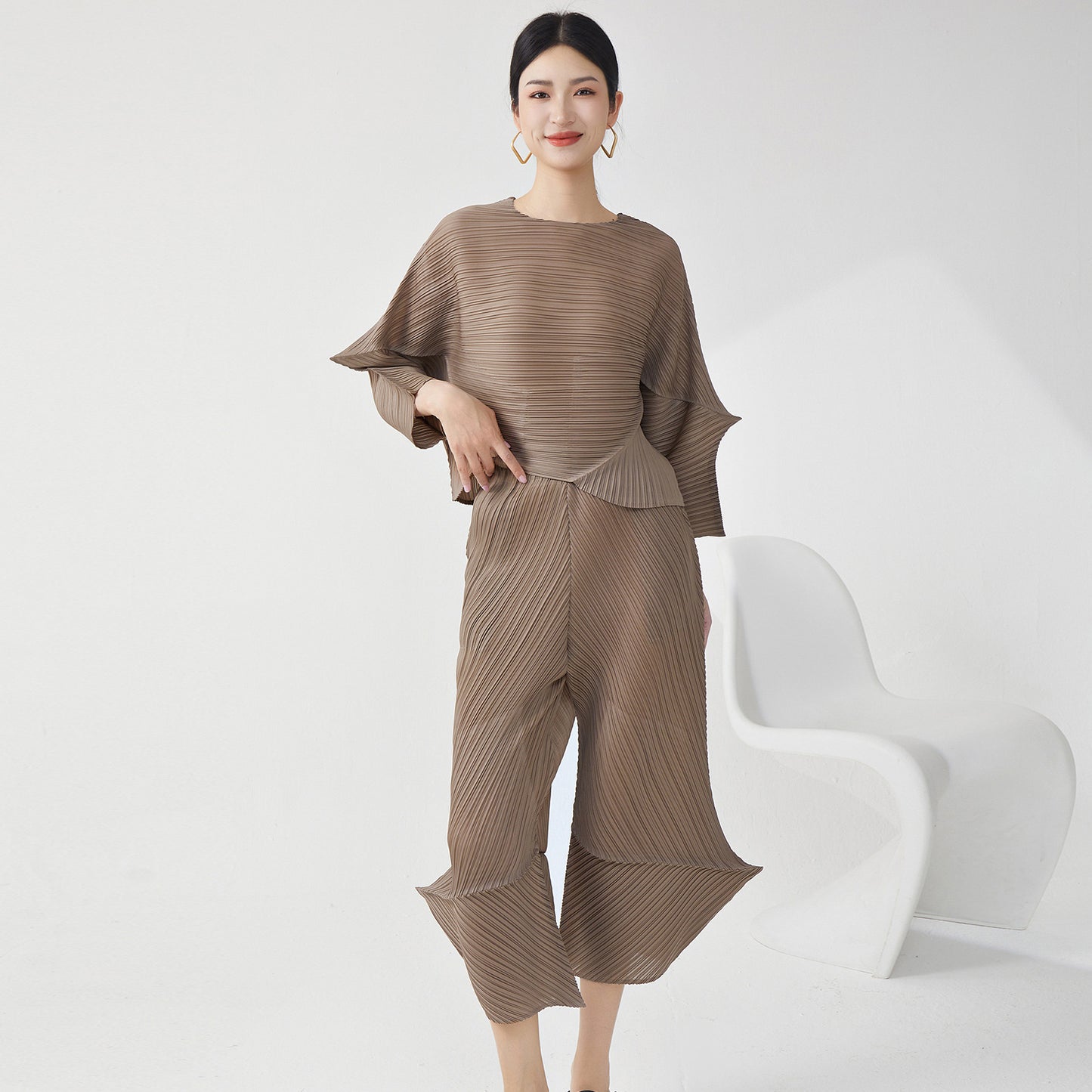 2025 two-piece suit, spring and autumn wear, women's high-end sense irregular loose T-shirt, versatile casual pants, commuter suit