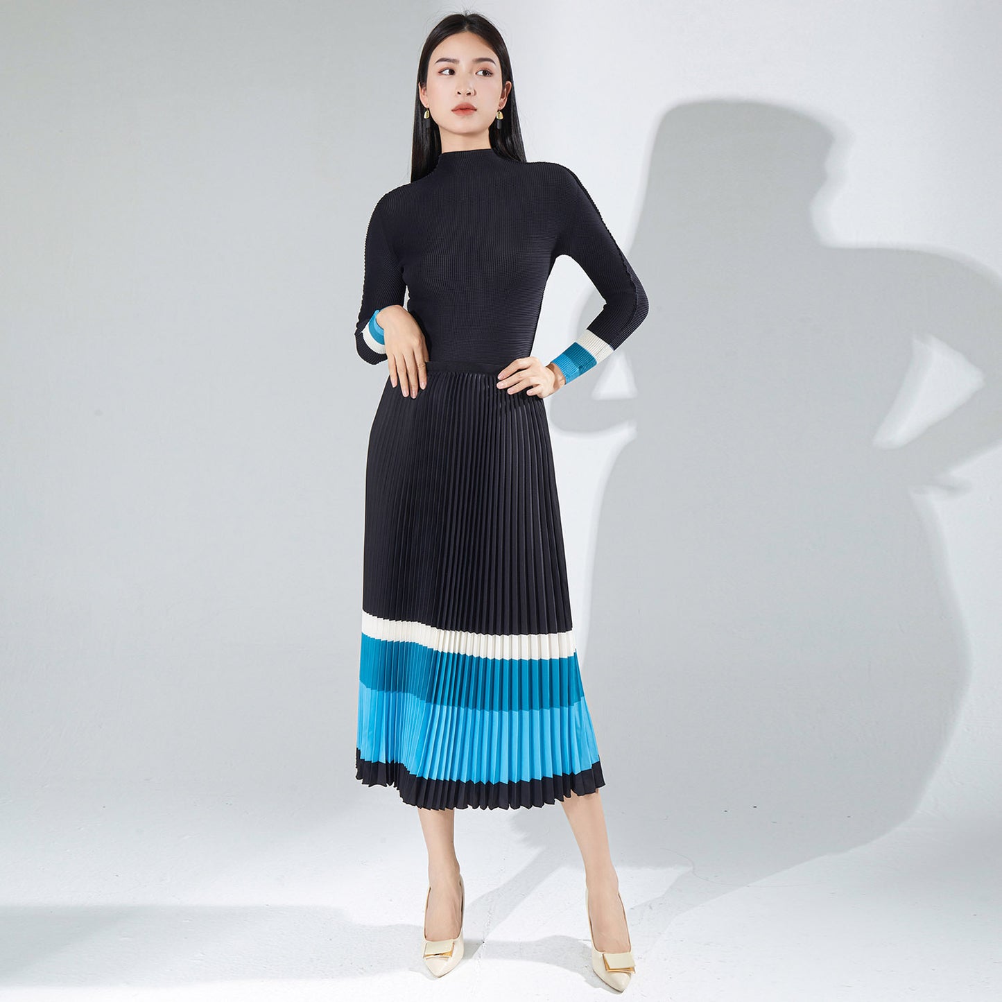2025 Mizhai suit two-piece skirt, thin Popular trade Popularan goods design sense contrasting color top, light luxury fashion pleated skirt