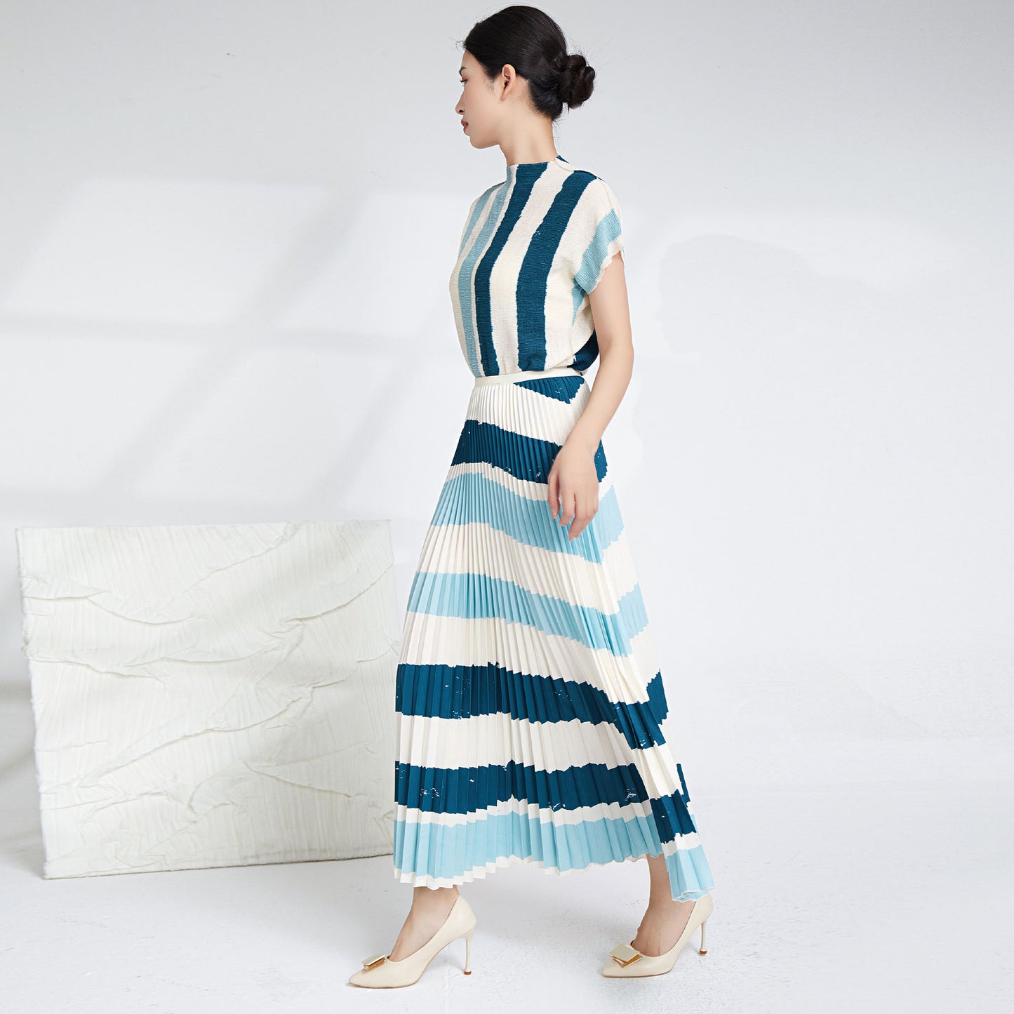 2025 Pleated striped suit temperament turtleneck short-sleeved T-shirt top light and breathable versatile pleated skirt two-piece set