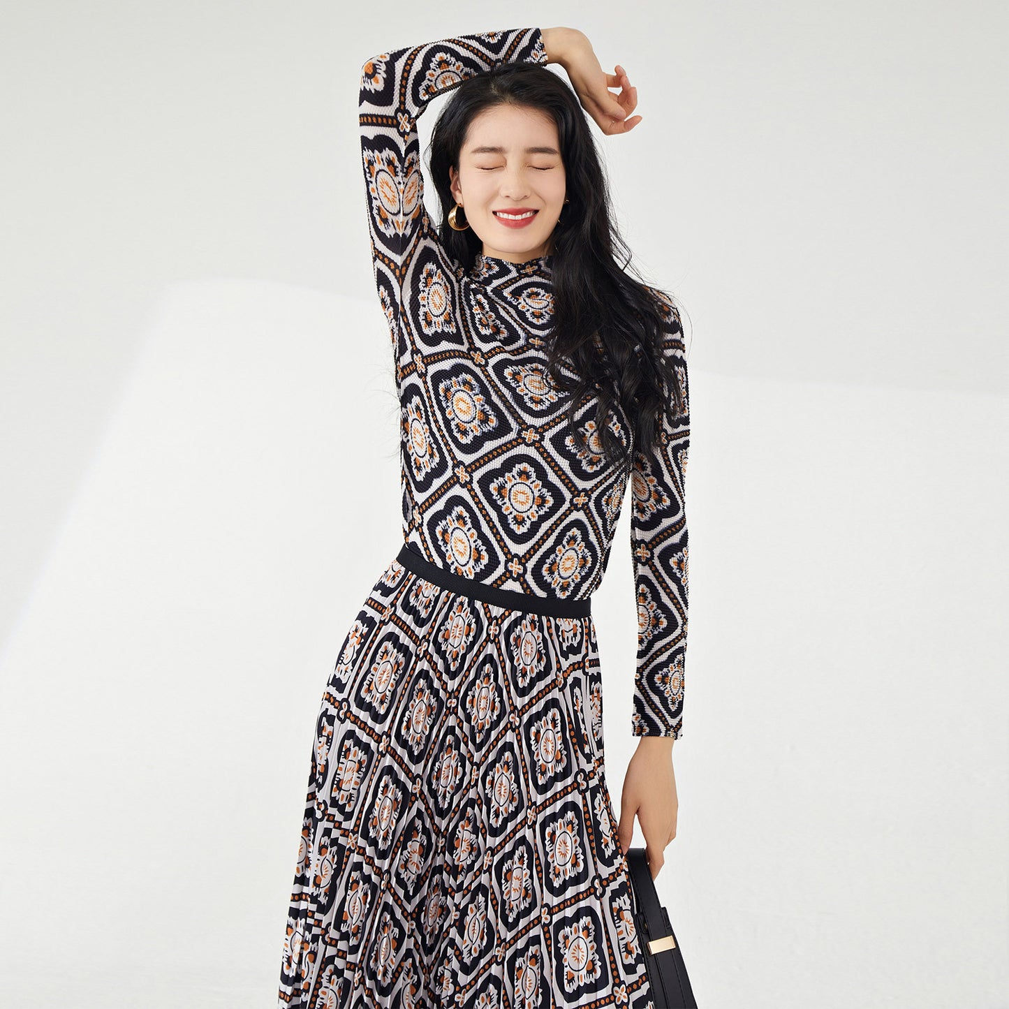 2025 suit women's high-end spring and summer new retro printing long-sleeved T-shirt top pleated skirt two-piece set