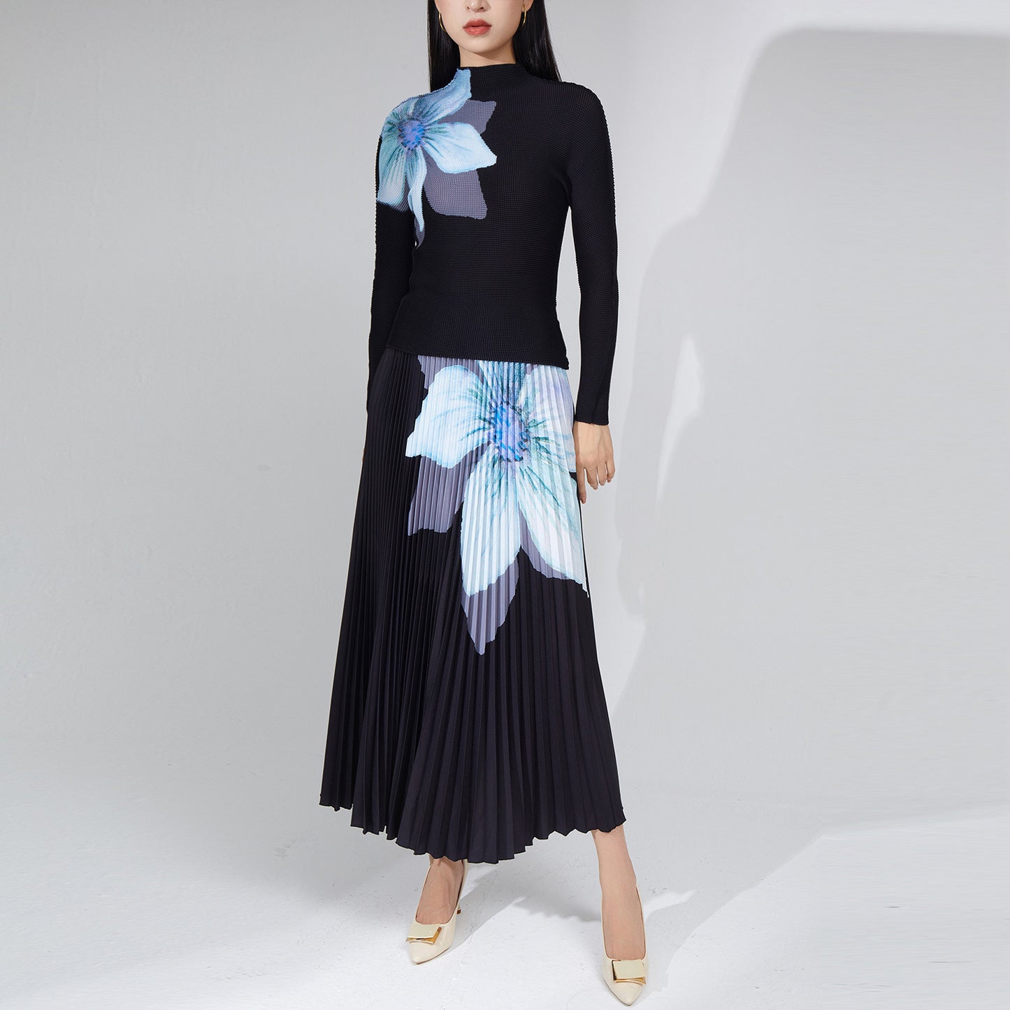 2025 2025 Popular trade women's clothing is popular,  spring and summer fashion temperament pleated suit women's t-shirt skirt two-piece set