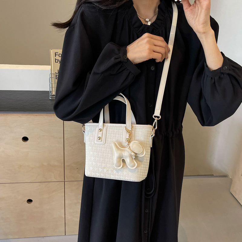 VLOVELAW 2025 Handheld small bag women's popular new trendy versatile shoulder messenger bag Korean version niche design fashionable bucket bag