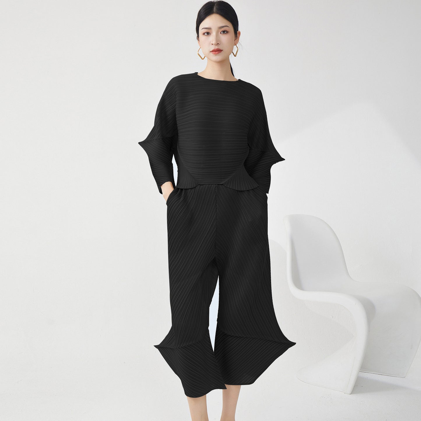 2025 two-piece suit, spring and autumn wear, women's high-end sense irregular loose T-shirt, versatile casual pants, commuter suit