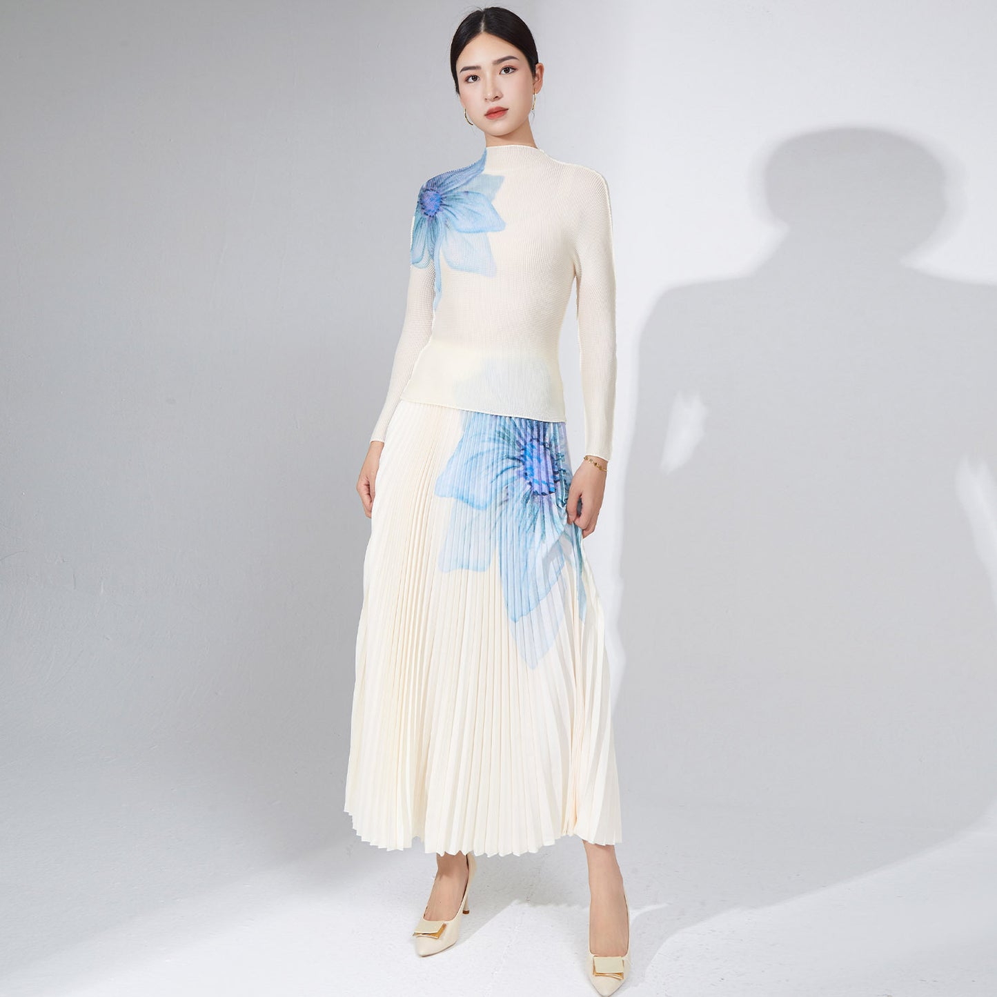 2025 2025 Popular trade women's clothing is popular,  spring and summer fashion temperament pleated suit women's t-shirt skirt two-piece set