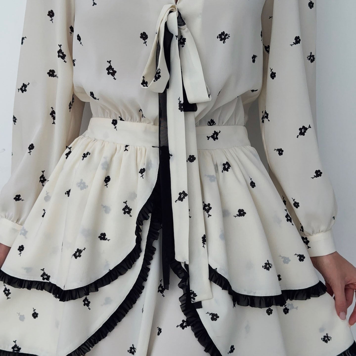 n chiffon floral fungus edge suit skirt, celebrity temperament printed lace Hepburn style waist V-neck two-piece set