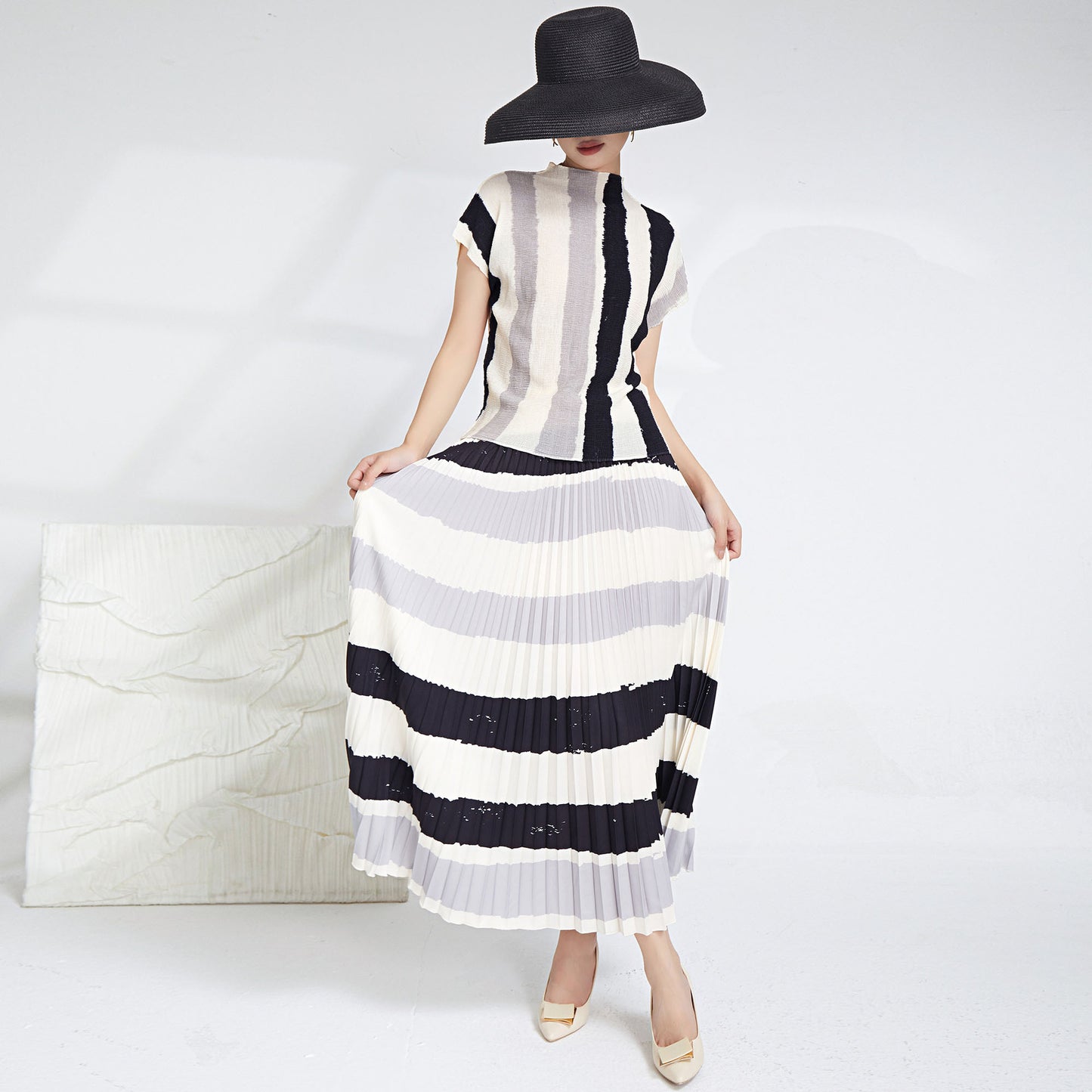 2025 Pleated striped suit temperament turtleneck short-sleeved T-shirt top light and breathable versatile pleated skirt two-piece set