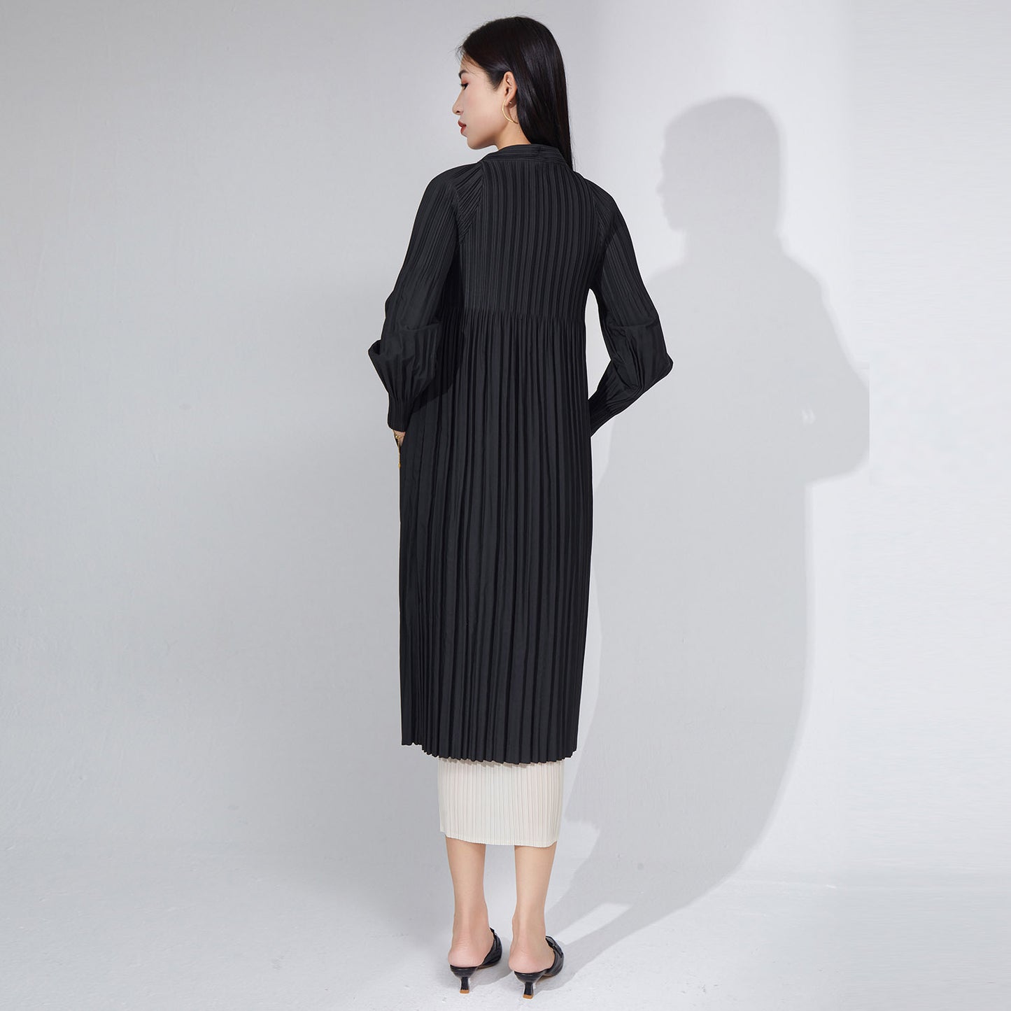 2025 black coat women's simple and versatile high-end pleated trench coat women's medium and long autumn new loose coat