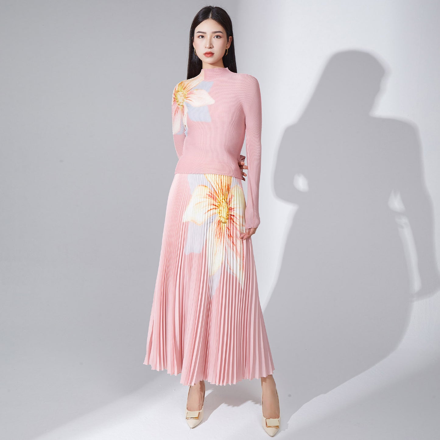 2025 2025 Popular trade women's clothing is popular,  spring and summer fashion temperament pleated suit women's t-shirt skirt two-piece set