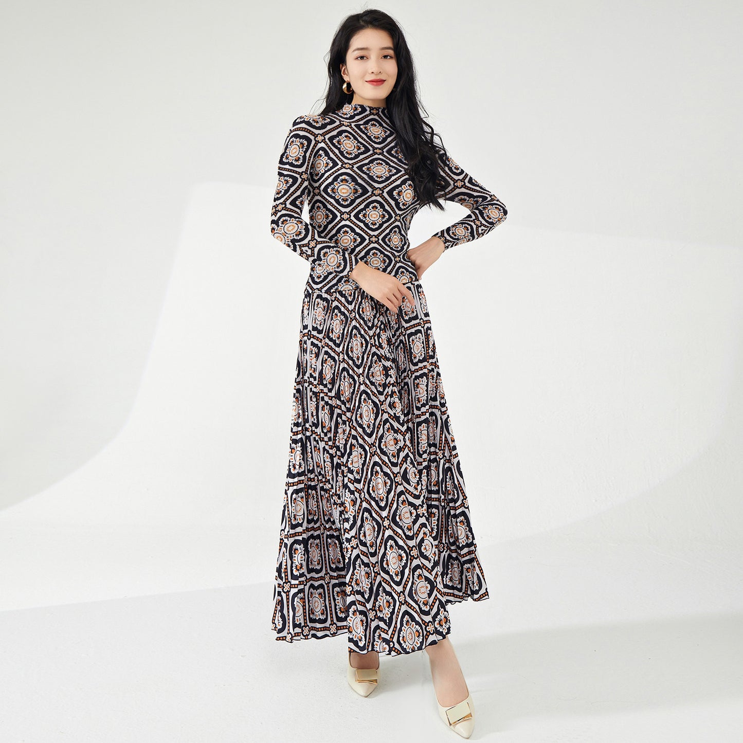 2025 suit women's high-end spring and summer new retro printing long-sleeved T-shirt top pleated skirt two-piece set