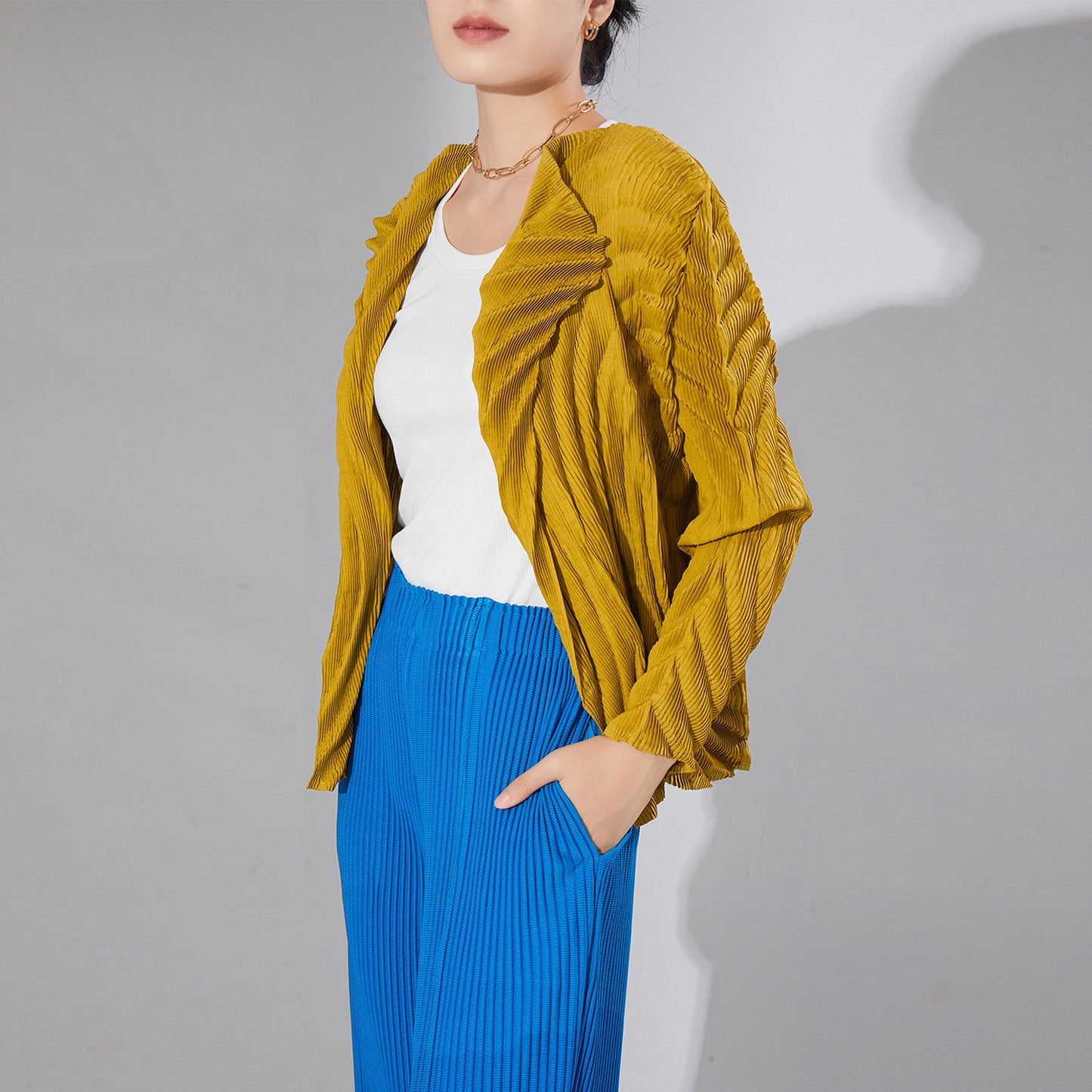 2025 style autumn coat women's design sense niche one-button high-end chic pleated versatile knitted sweater cardigan