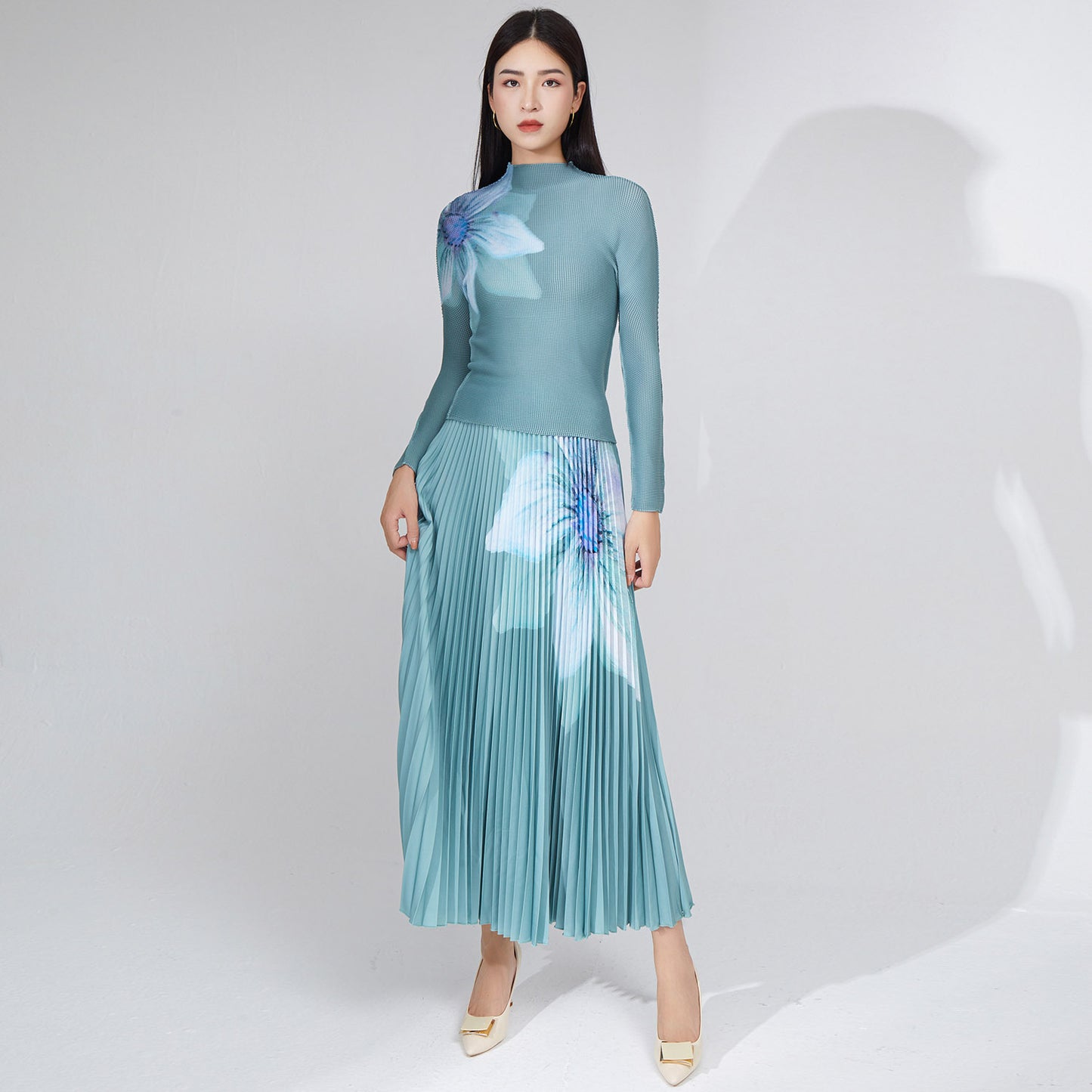 2025 2025 Popular trade women's clothing is popular,  spring and summer fashion temperament pleated suit women's t-shirt skirt two-piece set