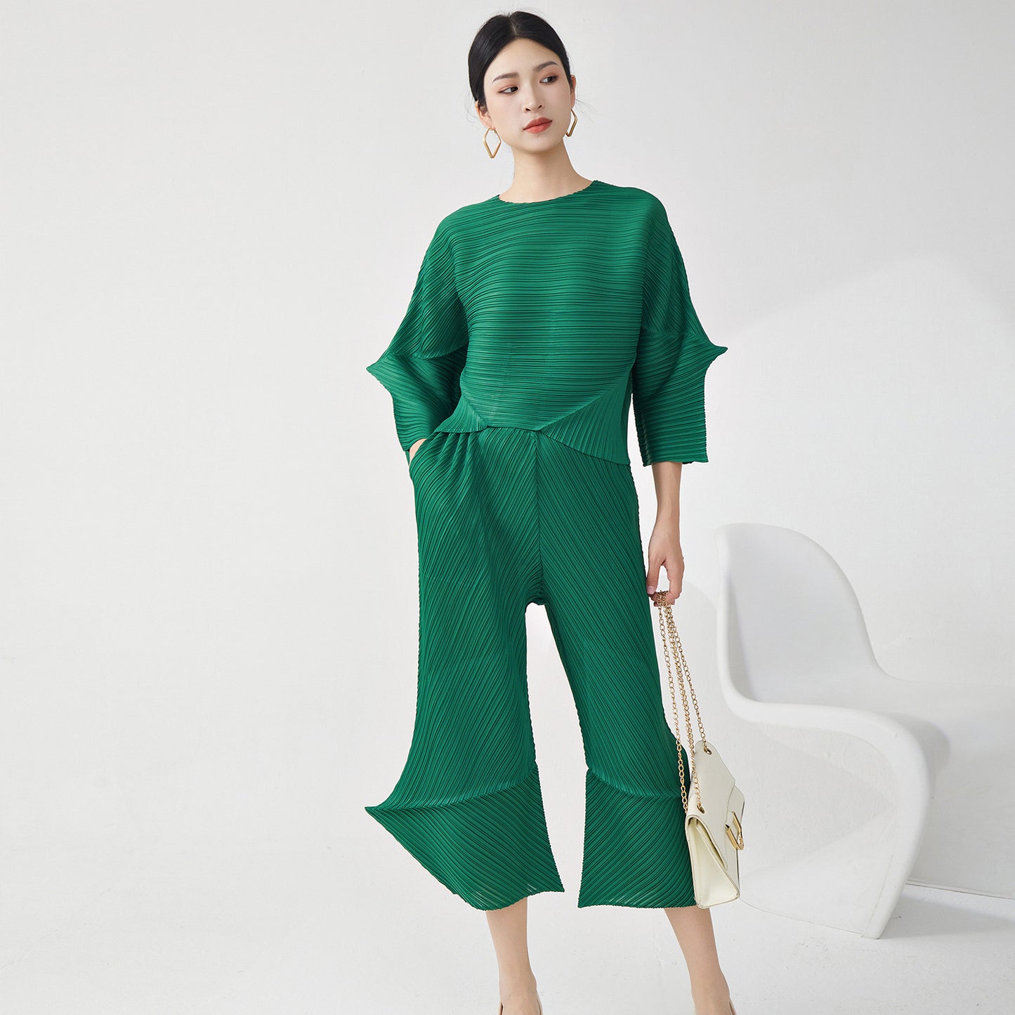 2025 two-piece suit, spring and autumn wear, women's high-end sense irregular loose T-shirt, versatile casual pants, commuter suit