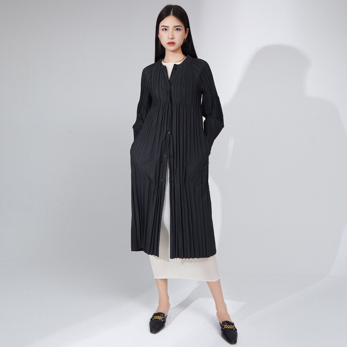 2025 black coat women's simple and versatile high-end pleated trench coat women's medium and long autumn new loose coat