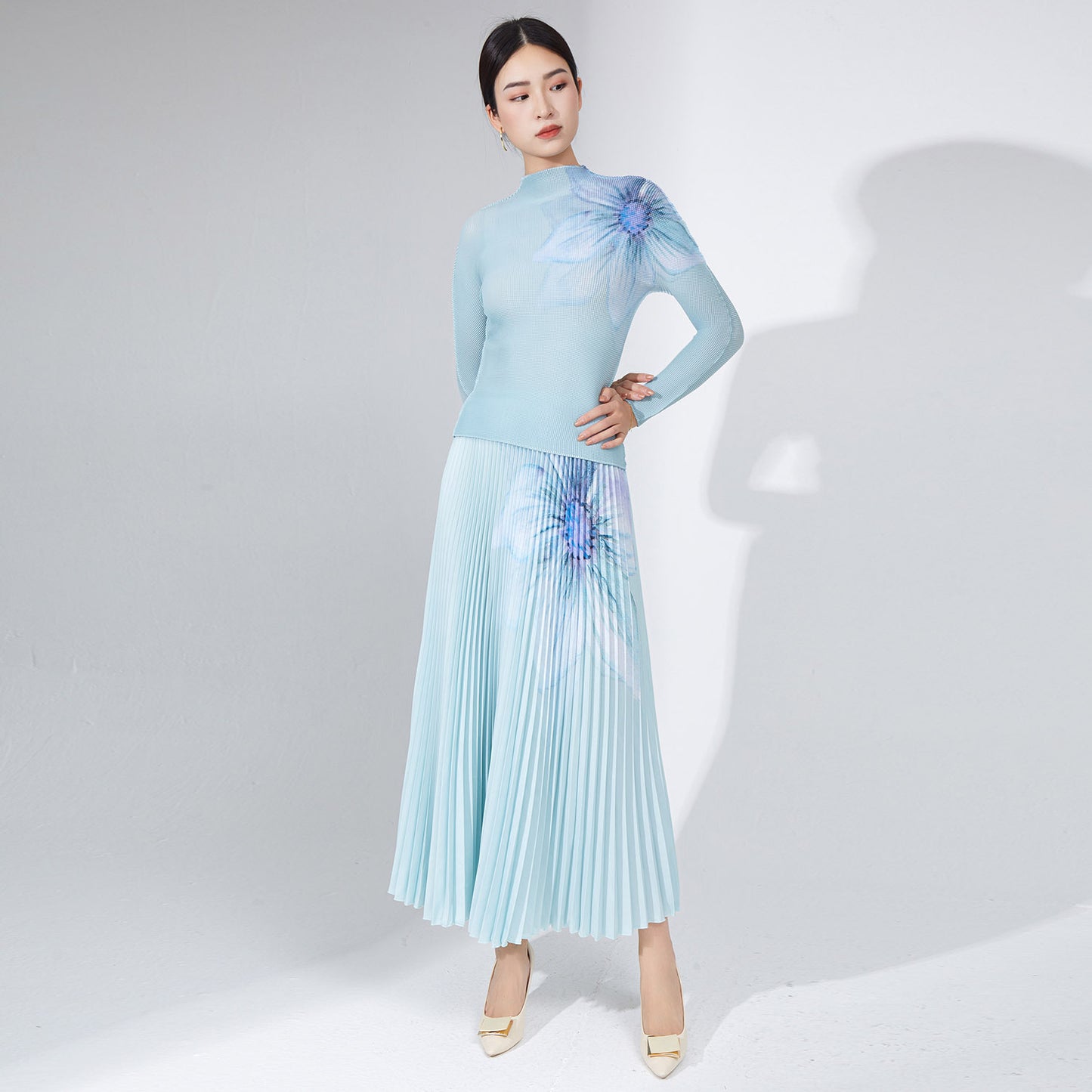 2025 2025 Popular trade women's clothing is popular,  spring and summer fashion temperament pleated suit women's t-shirt skirt two-piece set