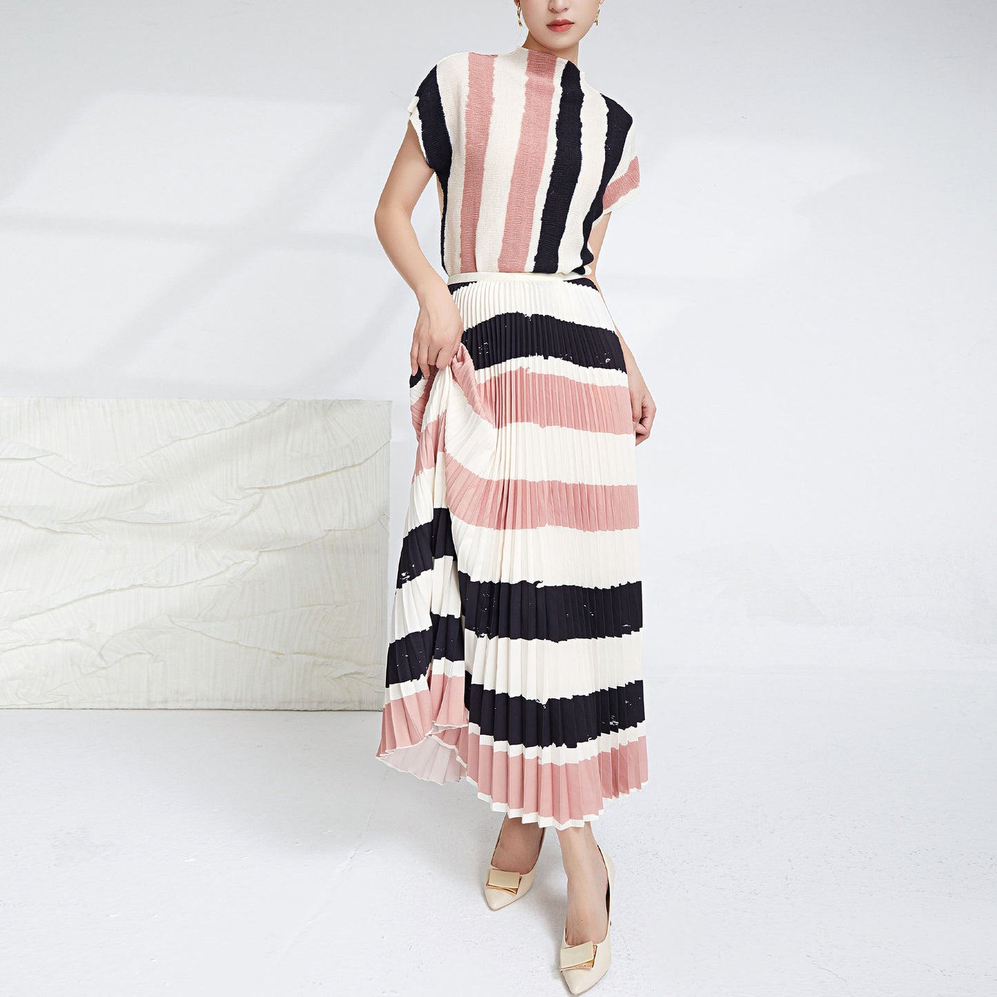 2025 Pleated striped suit temperament turtleneck short-sleeved T-shirt top light and breathable versatile pleated skirt two-piece set