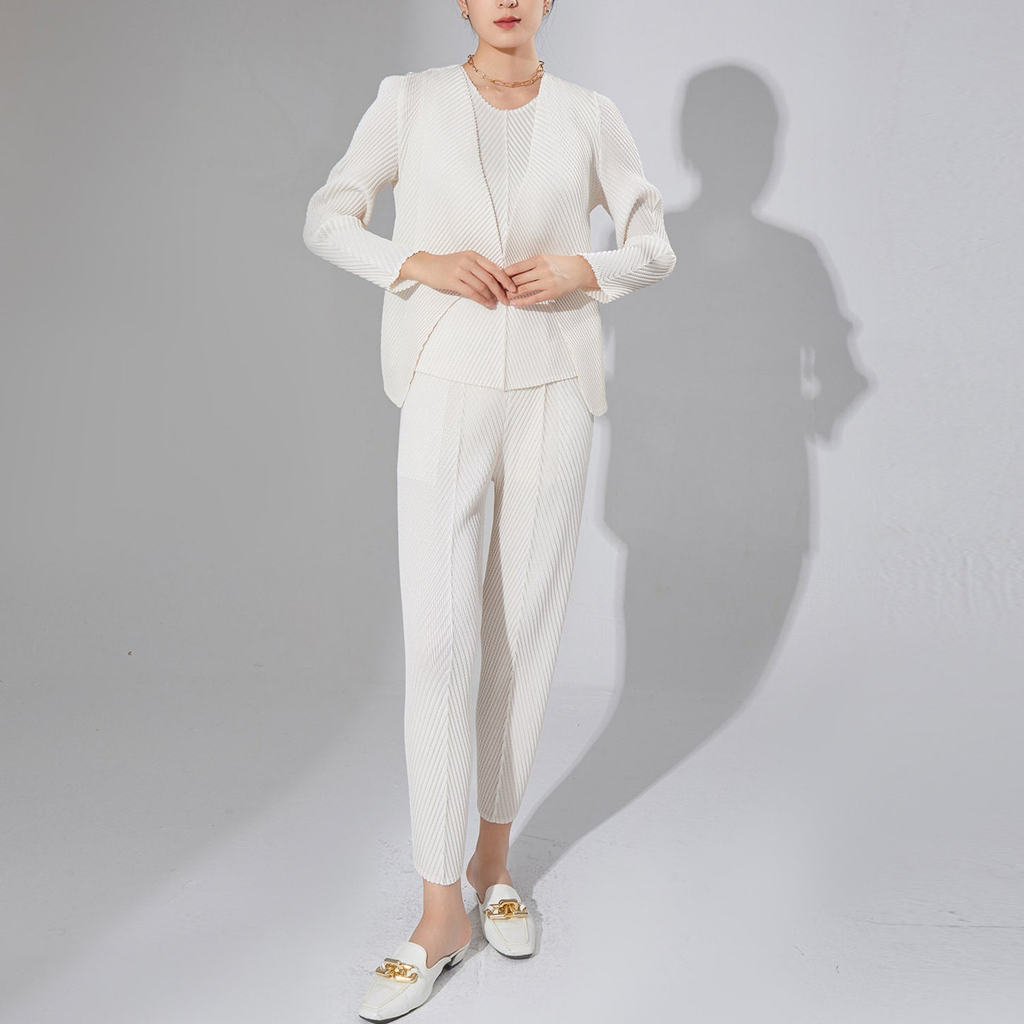 2025 style pleated women's fashion suit, high-end design sense niche cardigan jacket casual pants two-piece set