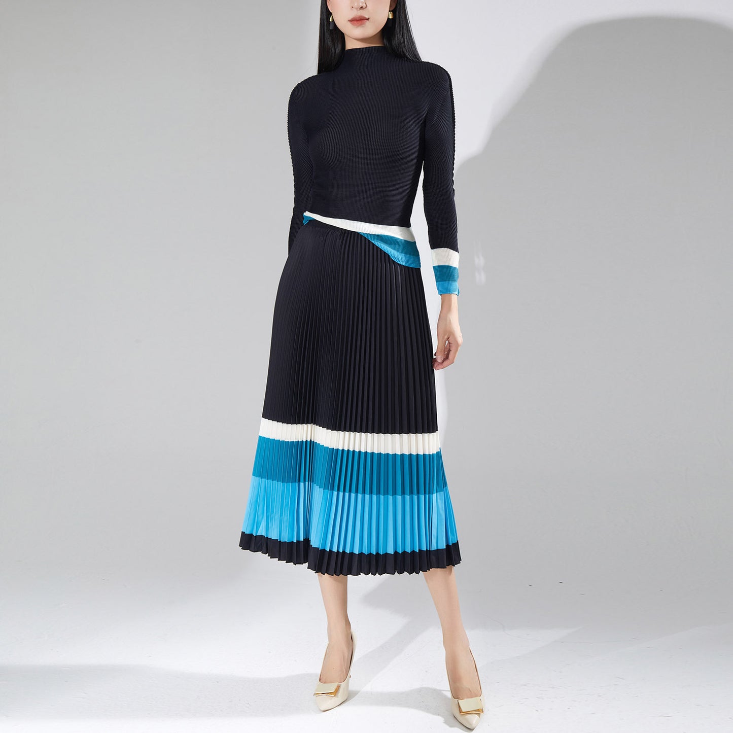 2025 Mizhai suit two-piece skirt, thin Popular trade Popularan goods design sense contrasting color top, light luxury fashion pleated skirt