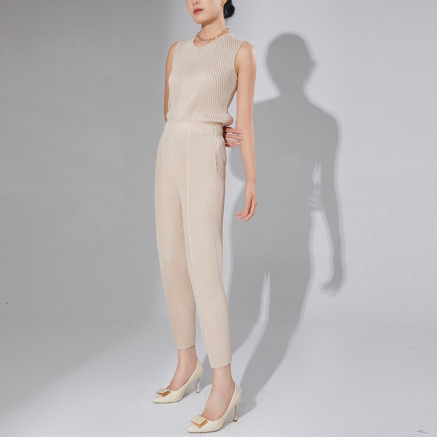 2025 style pleated women's clothing high-end fashion suit temperament two-piece sleeveless T-shirt top versatile casual pants