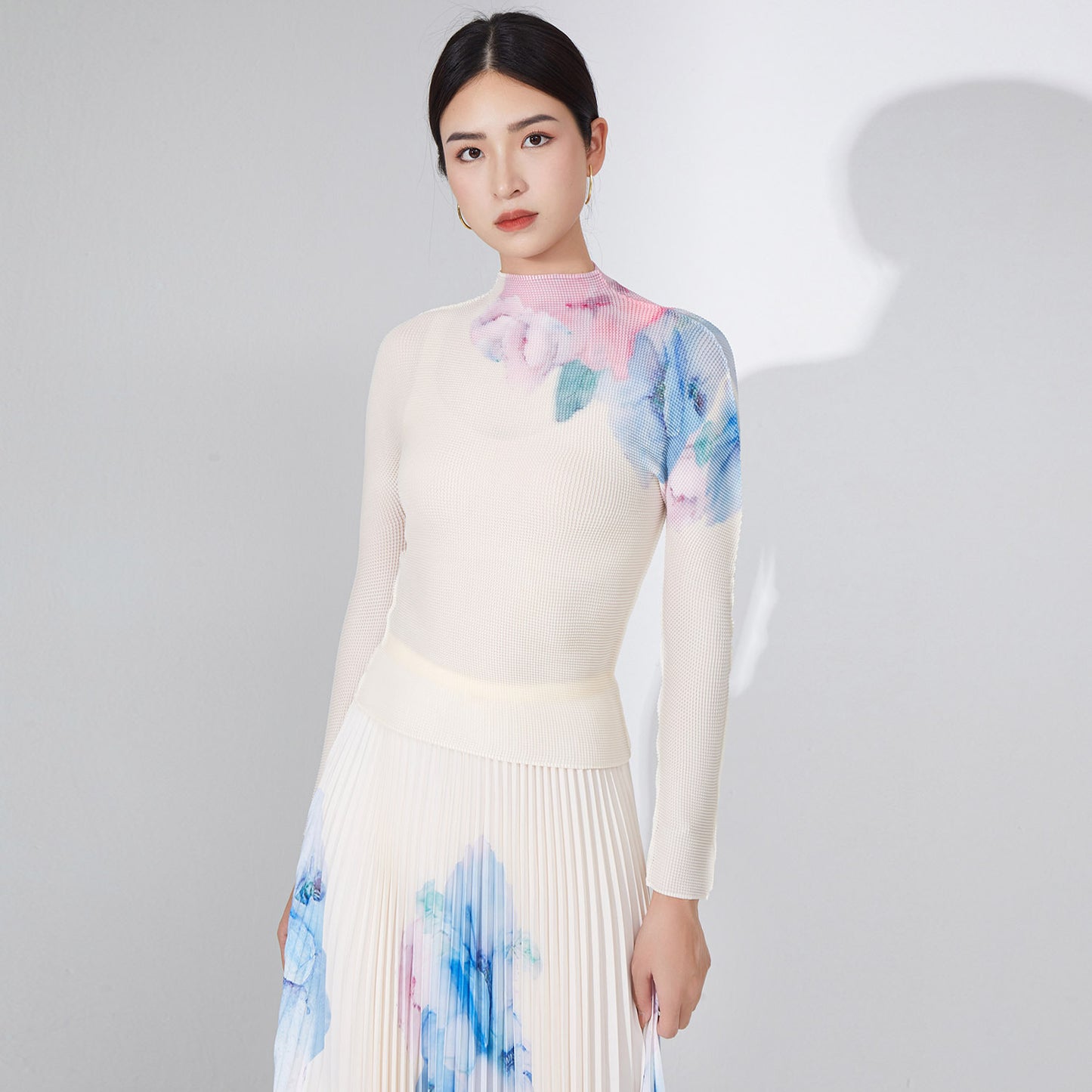 2025 Folded spring casual suit women's high-end sense small printed temperament top skirt two-piece set