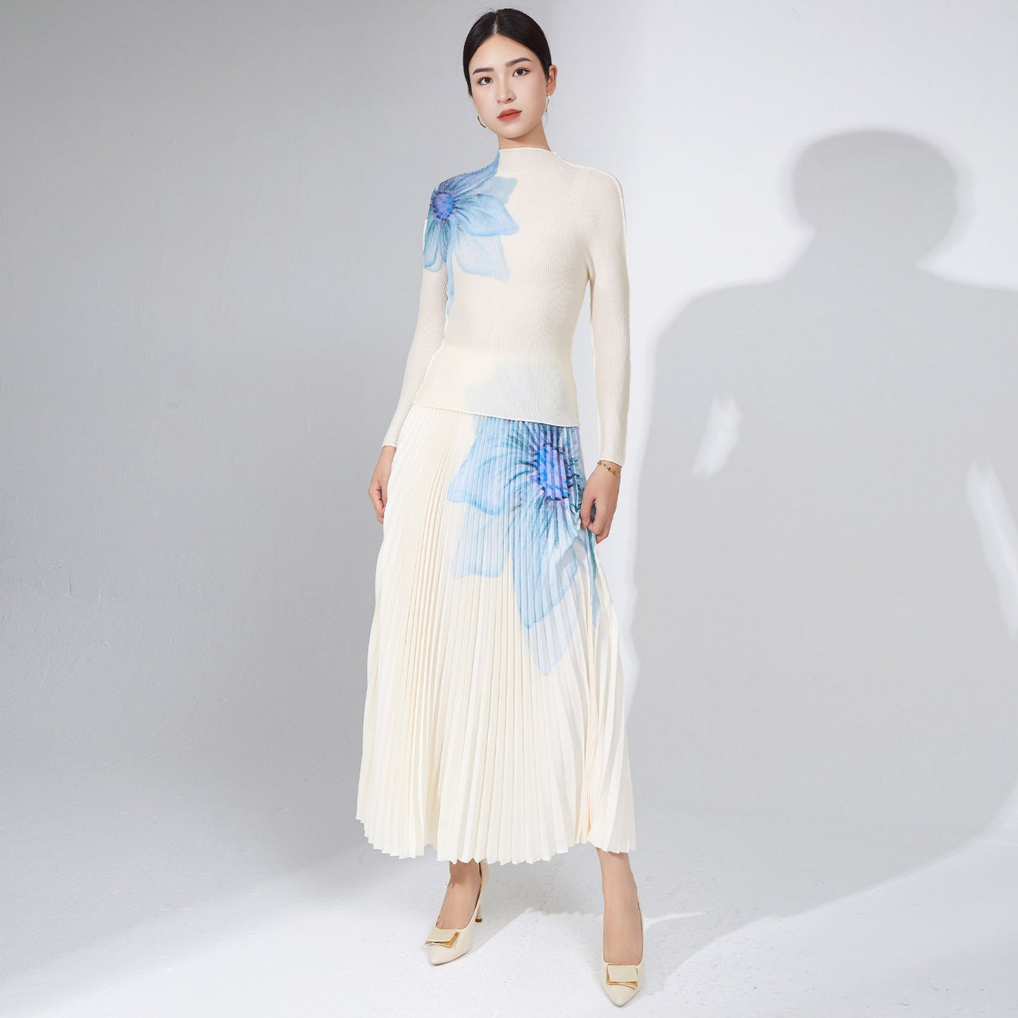 2025 2025 Popular trade women's clothing is popular,  spring and summer fashion temperament pleated suit women's t-shirt skirt two-piece set