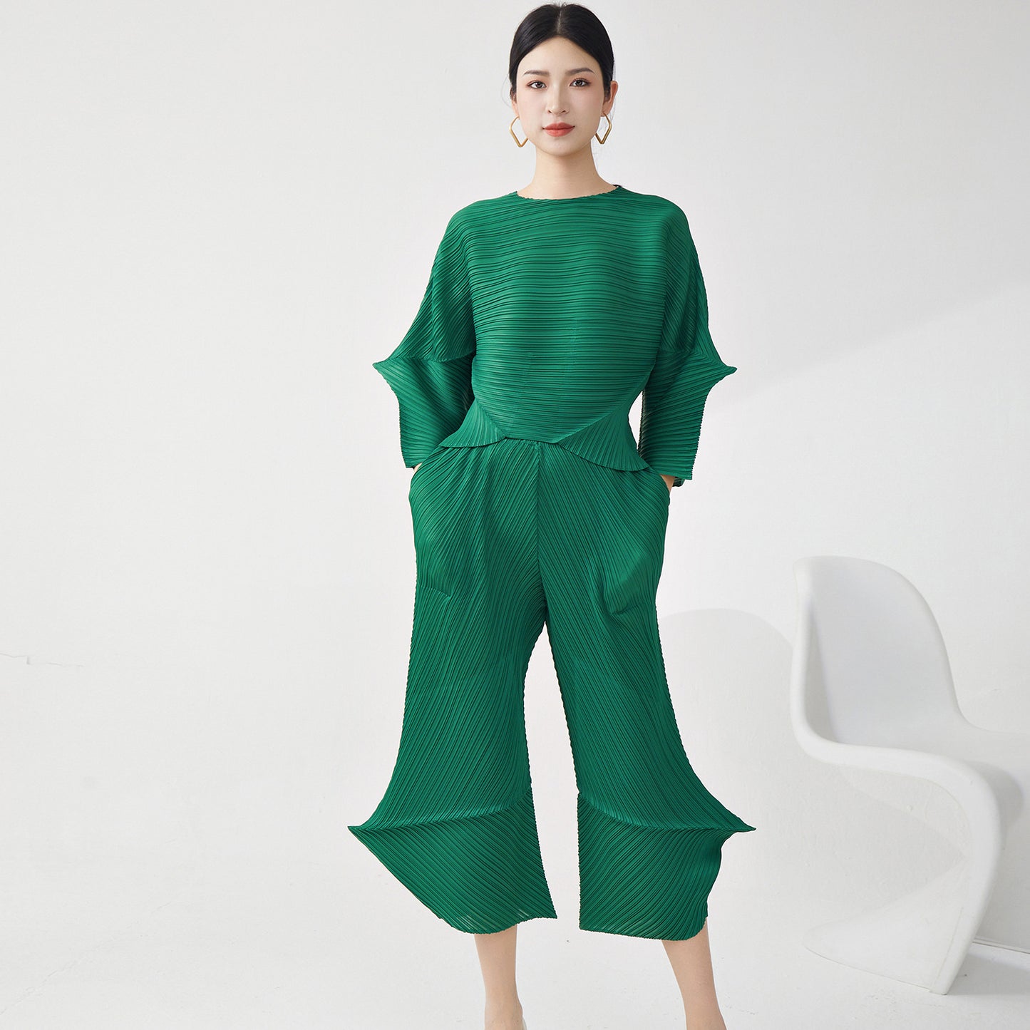 2025 two-piece suit, spring and autumn wear, women's high-end sense irregular loose T-shirt, versatile casual pants, commuter suit