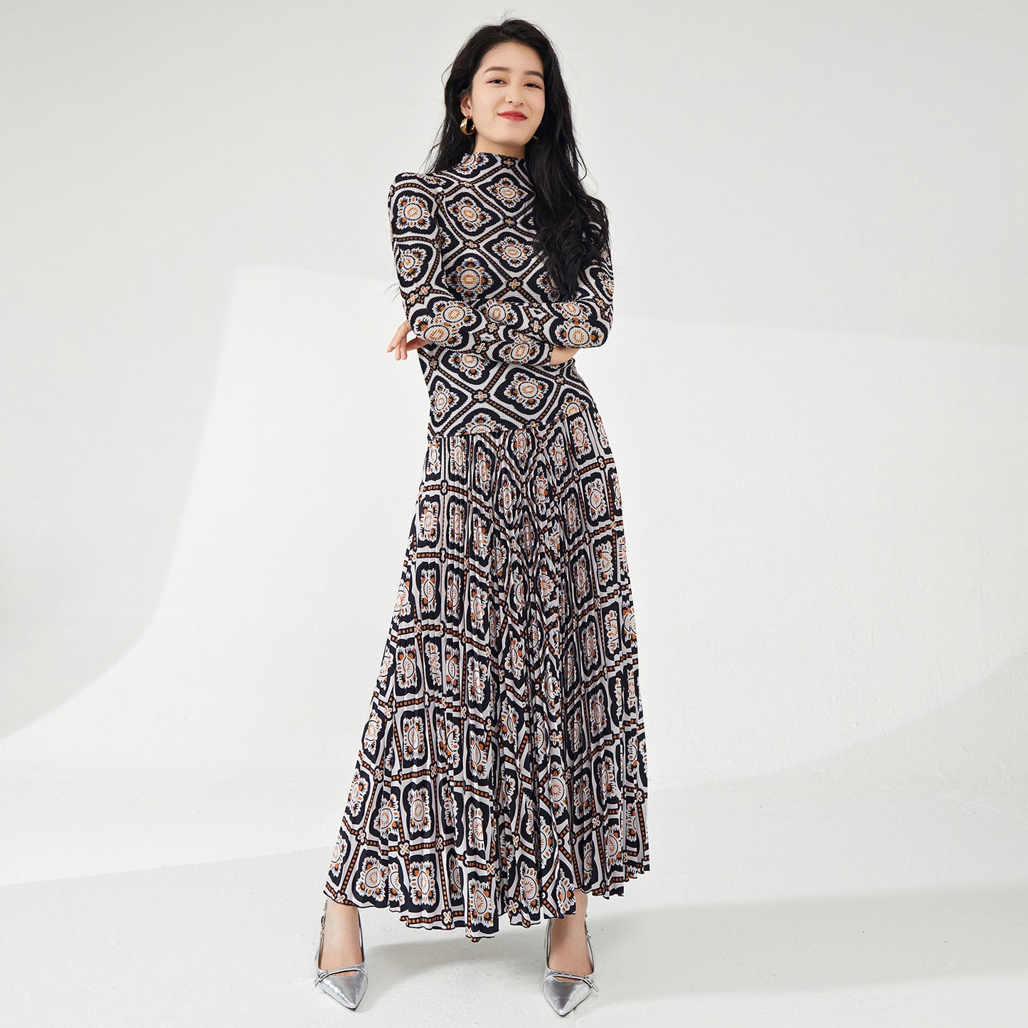 2025 suit women's high-end spring and summer new retro printing long-sleeved T-shirt top pleated skirt two-piece set