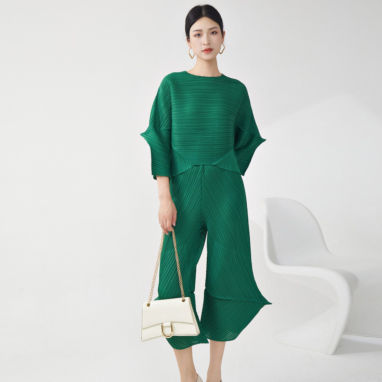 2025 two-piece suit, spring and autumn wear, women's high-end sense irregular loose T-shirt, versatile casual pants, commuter suit