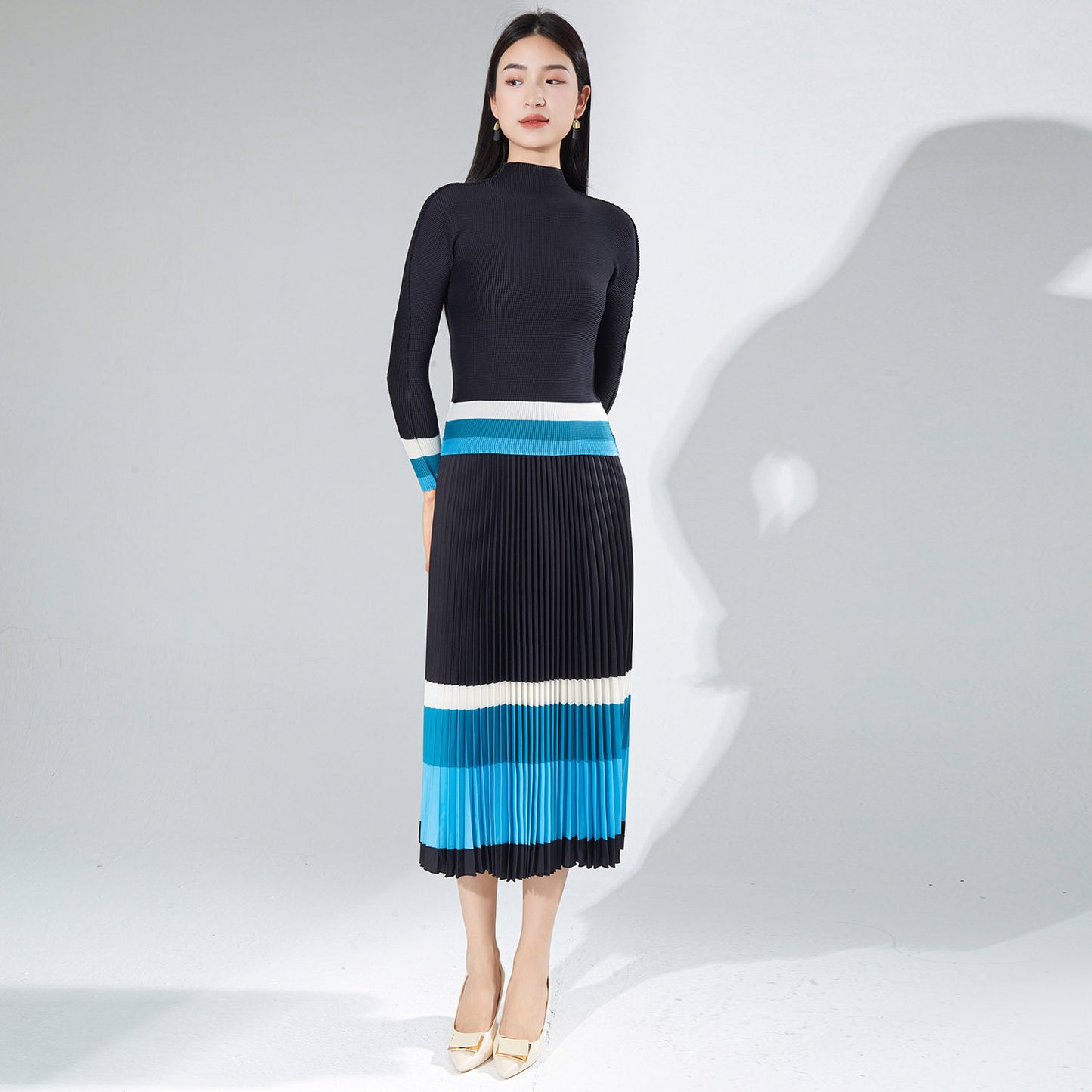 2025 Mizhai suit two-piece skirt, thin Popular trade Popularan goods design sense contrasting color top, light luxury fashion pleated skirt
