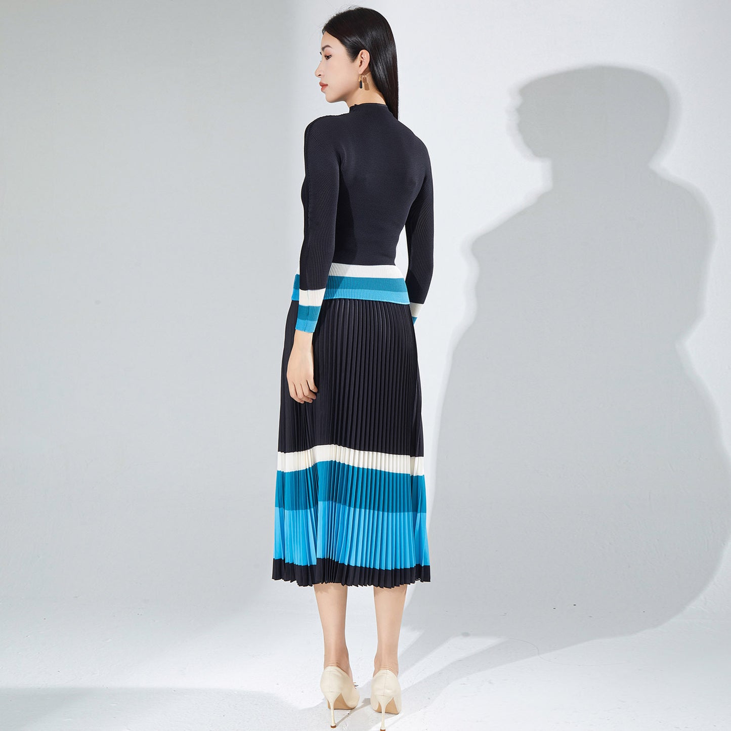 2025 Mizhai suit two-piece skirt, thin Popular trade Popularan goods design sense contrasting color top, light luxury fashion pleated skirt