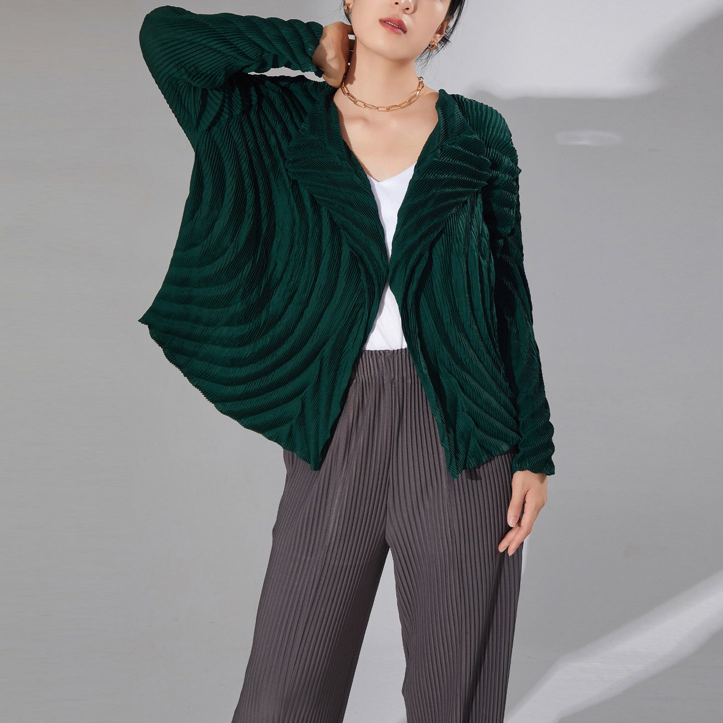2025 style autumn coat women's design sense niche one-button high-end chic pleated versatile knitted sweater cardigan