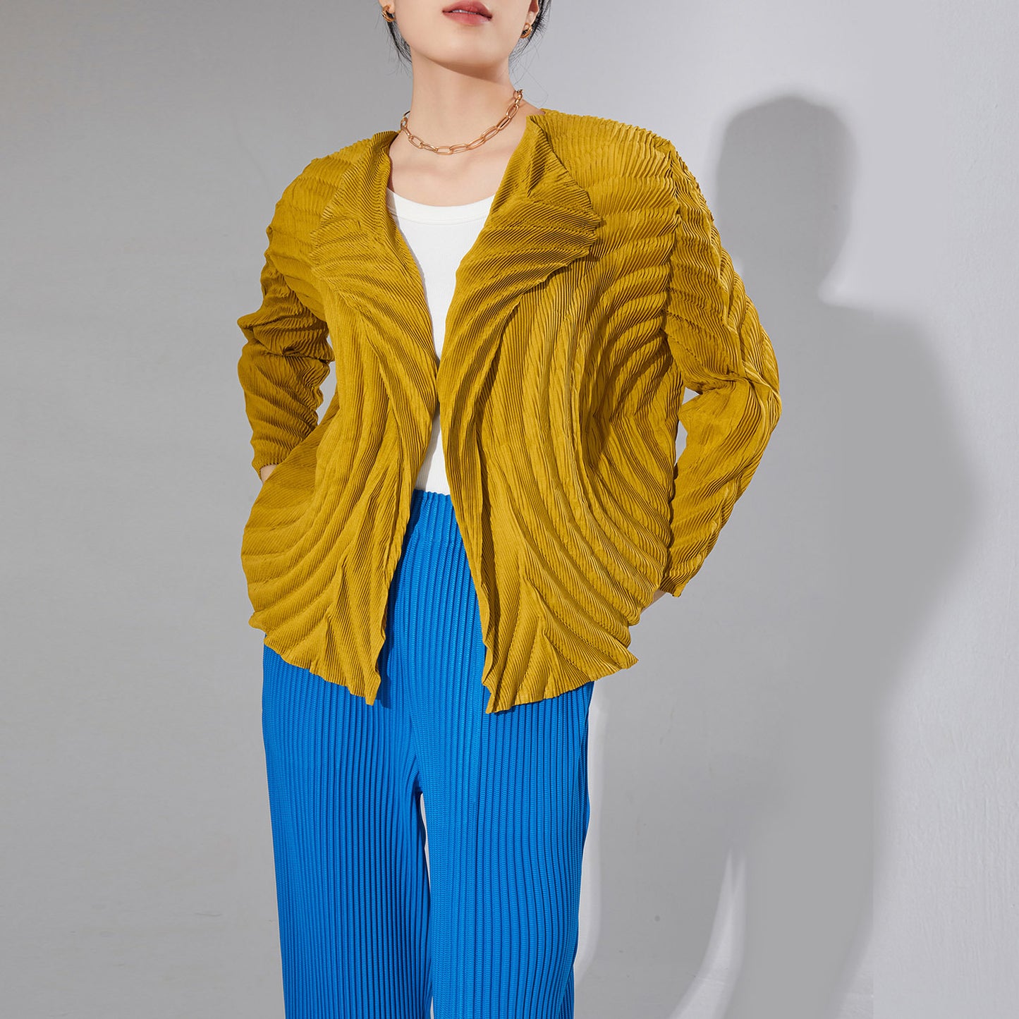 2025 style autumn coat women's design sense niche one-button high-end chic pleated versatile knitted sweater cardigan