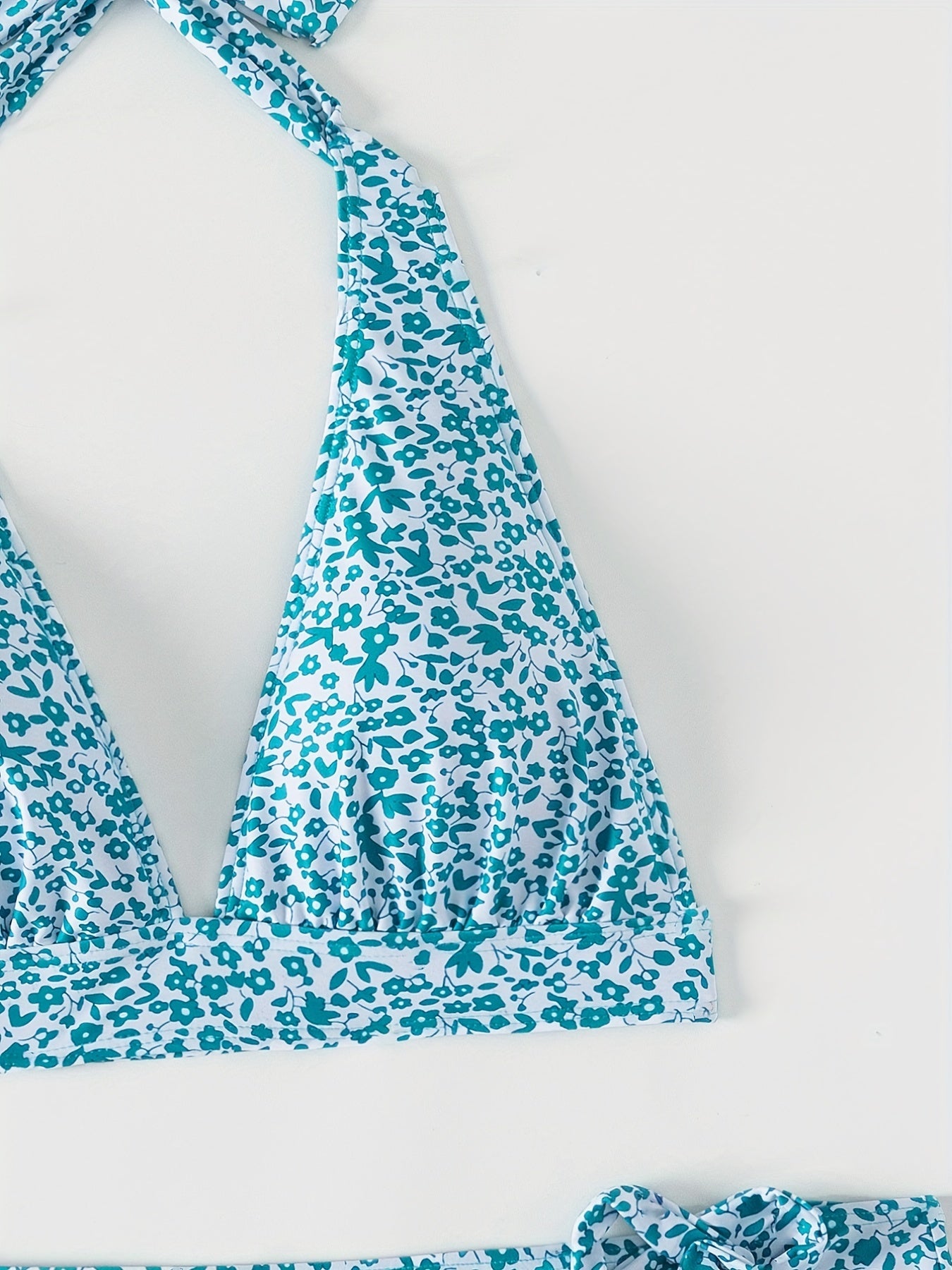 3-Piece Blue Ditsy Floral Halter Swimsuit Set – Chic Tie Neck Backless Bikini with Low Waist & Coordinating Stretch Wrap Skirt – Stylish Beachwear for Women