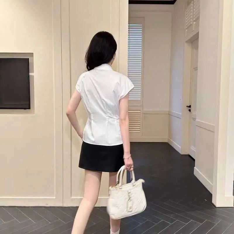 Women's Blouses & Shirts Designer Brand High Set Placket, Hand Sewn Hardware, Metal Label, Waist Collection, Slimming Shirt, New Sleeveless Collar Shirt for Summer 88L5