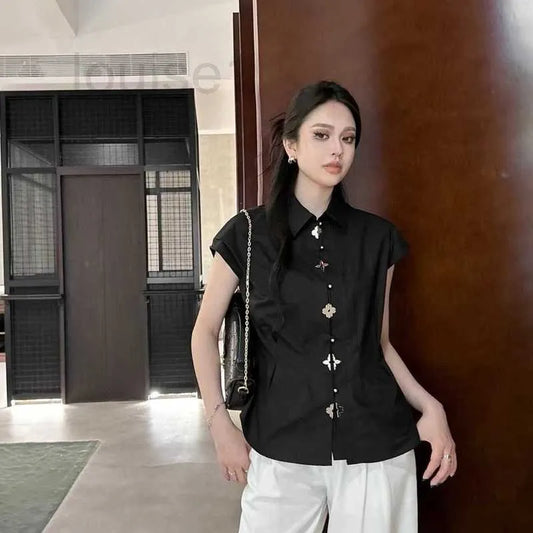 Women's Blouses & Shirts Designer Brand High Set Placket, Hand Sewn Hardware, Metal Label, Waist Collection, Slimming Shirt, New Sleeveless Collar Shirt for Summer 88L5
