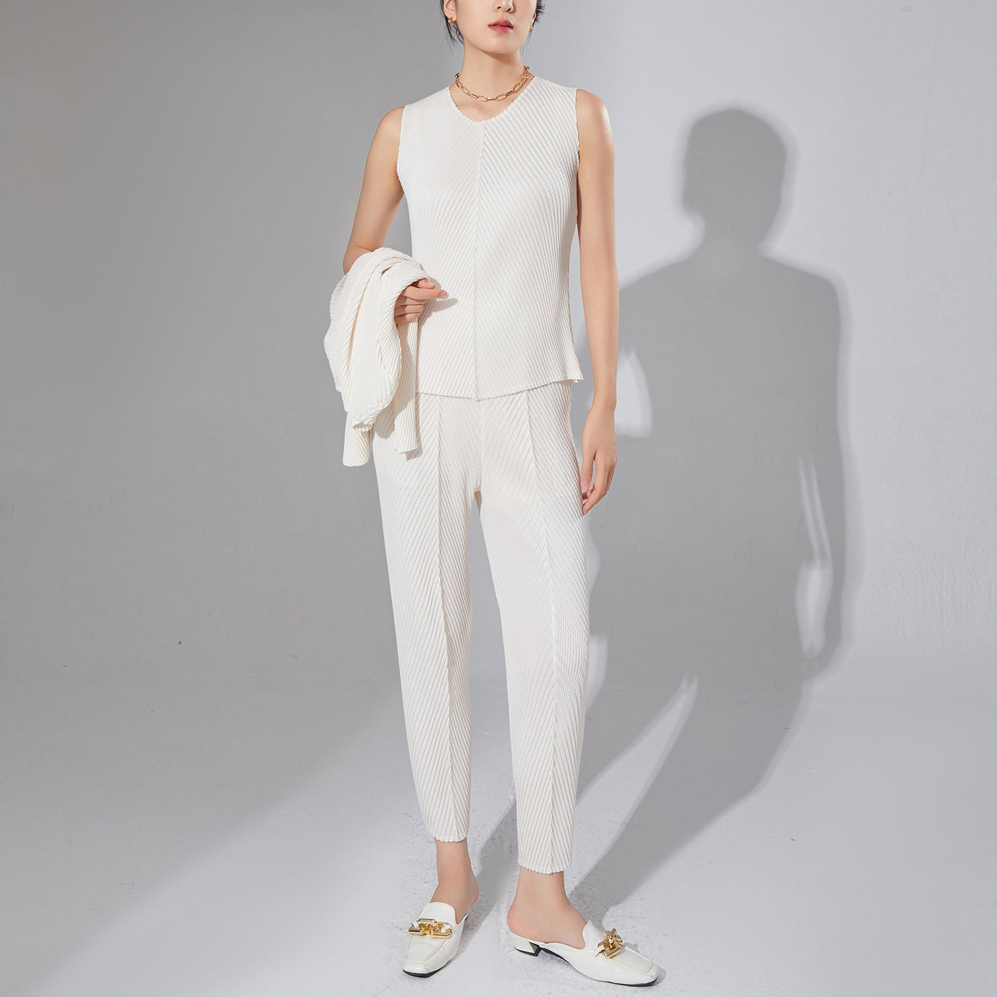2025 style pleated women's clothing high-end fashion suit temperament two-piece sleeveless T-shirt top versatile casual pants