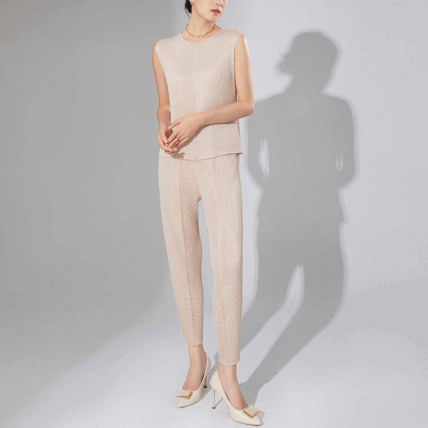 2025 style pleated women's clothing high-end fashion suit temperament two-piece sleeveless T-shirt top versatile casual pants