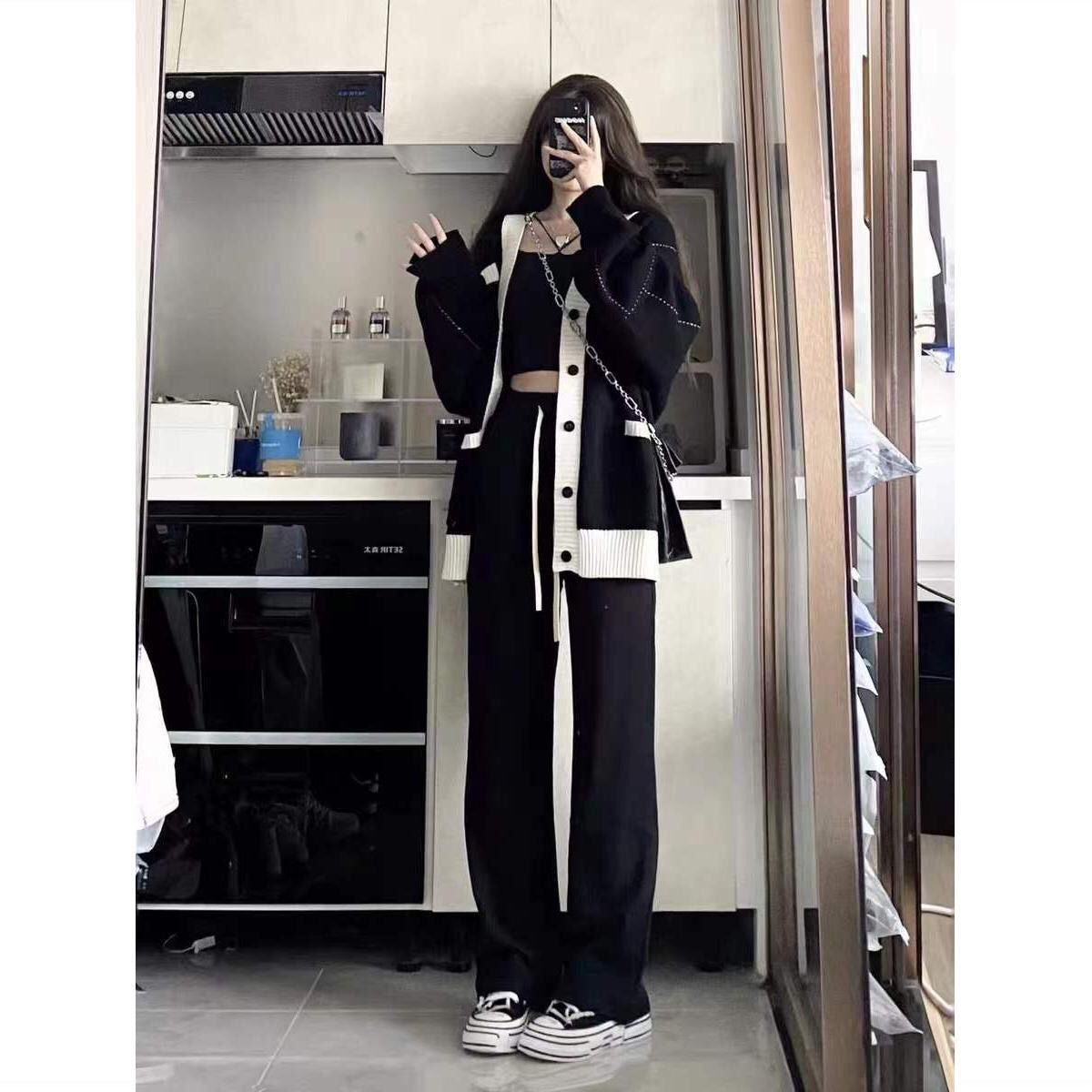Black sweater jacket women's autumn and winter V-neck Japanese lazy college style color matching design sense niche knitted cardigan