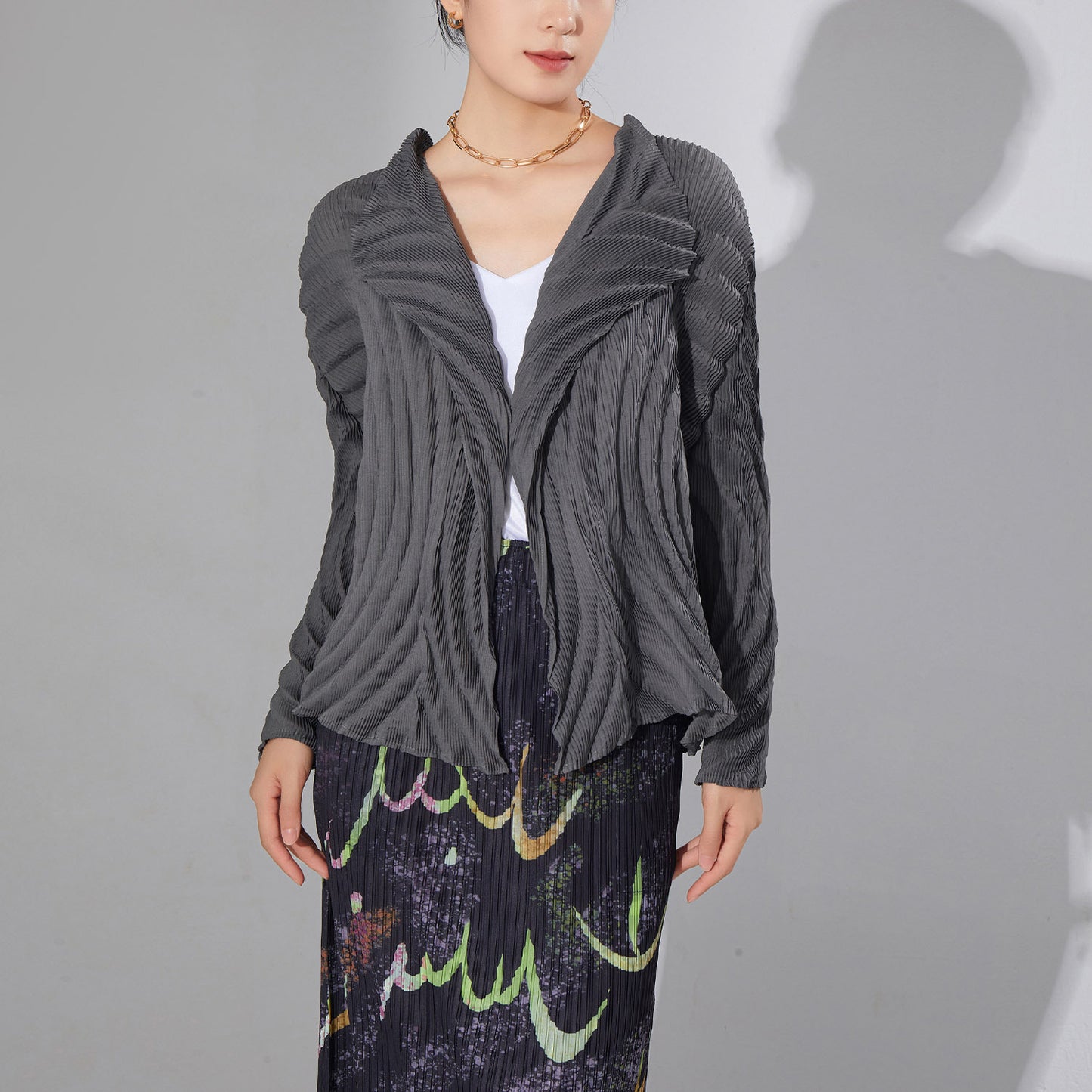 2025 style autumn coat women's design sense niche one-button high-end chic pleated versatile knitted sweater cardigan