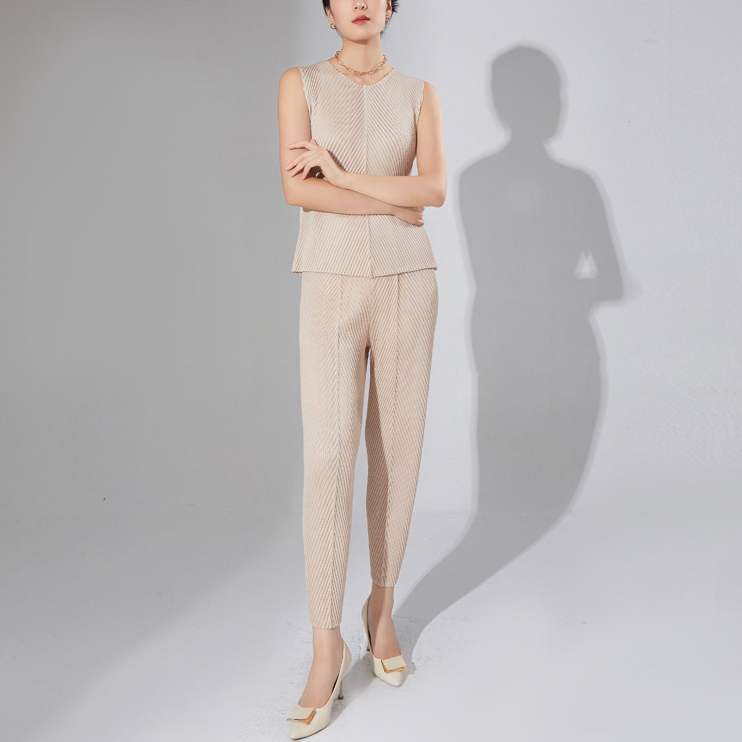 2025 style pleated women's clothing high-end fashion suit temperament two-piece sleeveless T-shirt top versatile casual pants