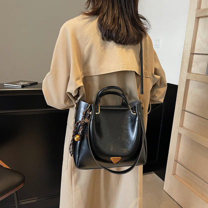 VLOVELAW 2025 Premium oil wax leather bag women's popular new trendy and versatile casual messenger bag commuter shoulder portable bucket bag